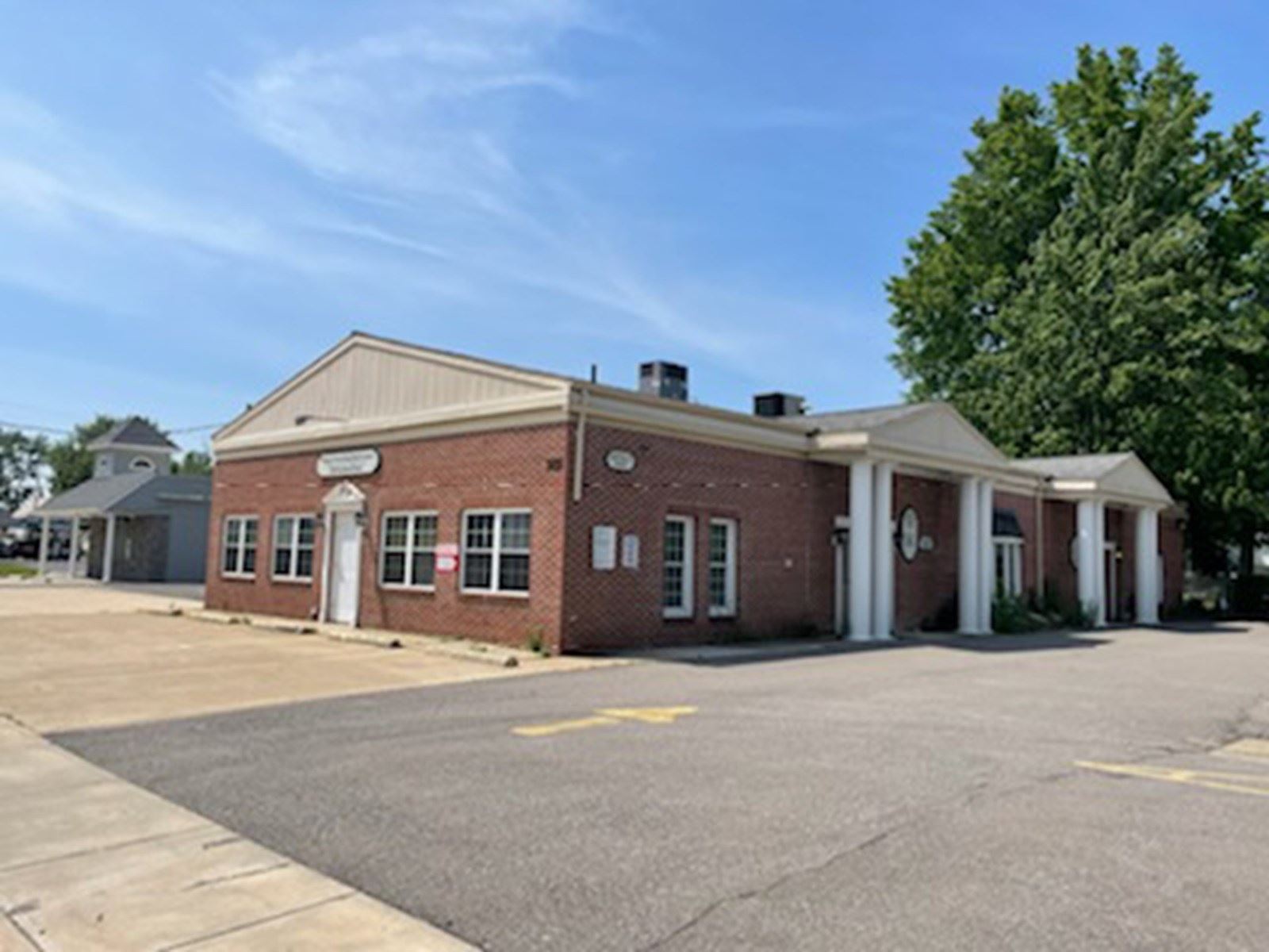 ±3,760 SF Fully Furnished Medical Office Building 252 East Broad Street - Image 1