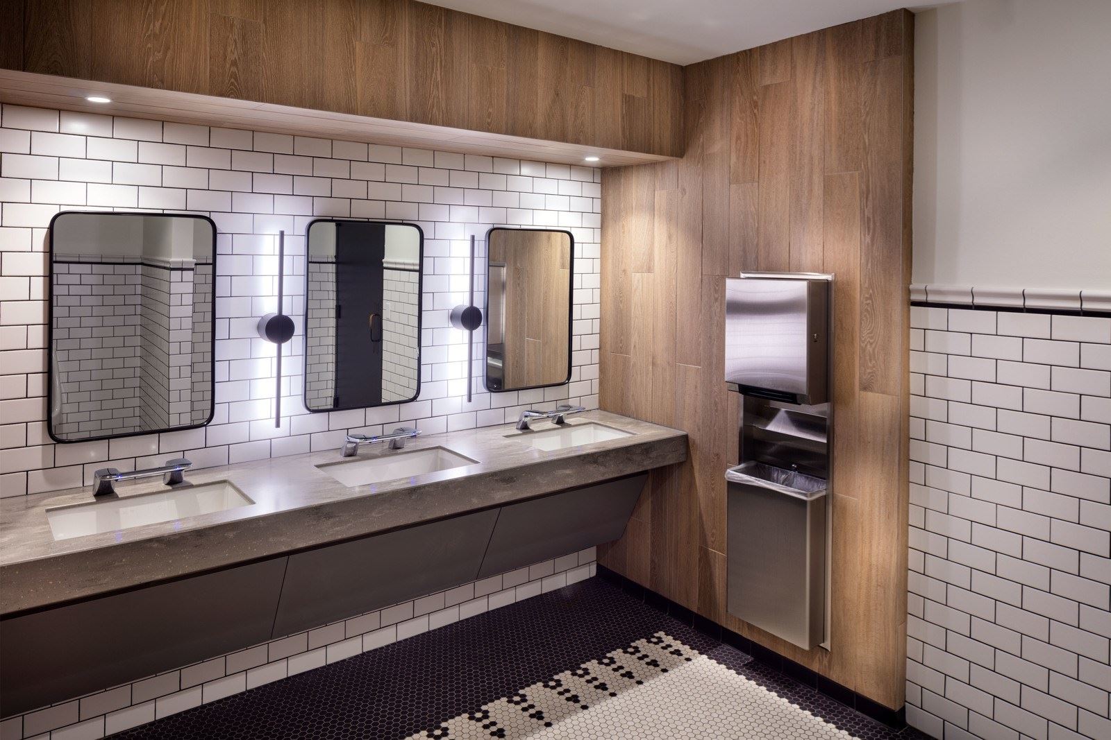 226_5th Floor Bathroom009