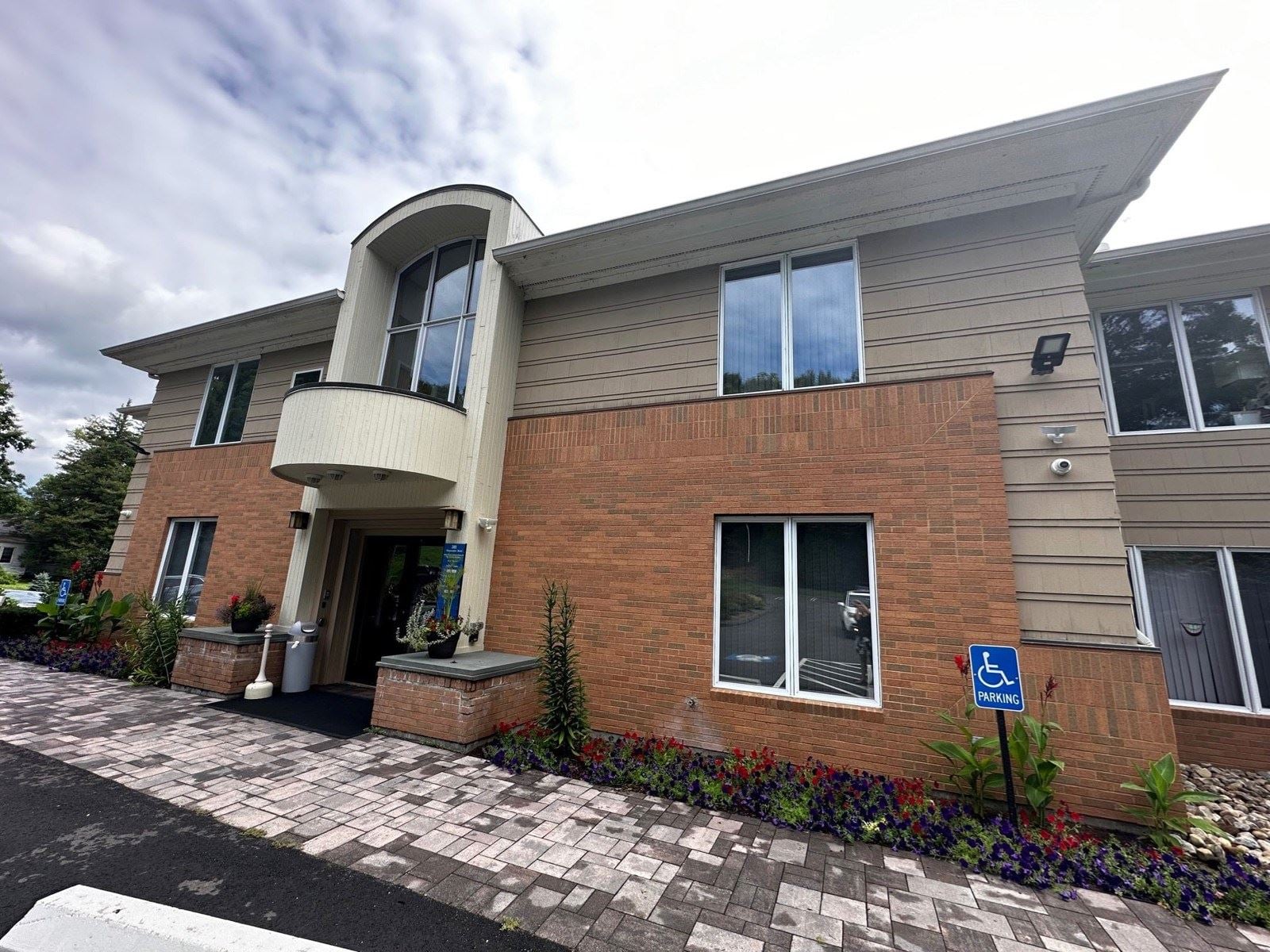 381 Hopmeadow St_pic 2