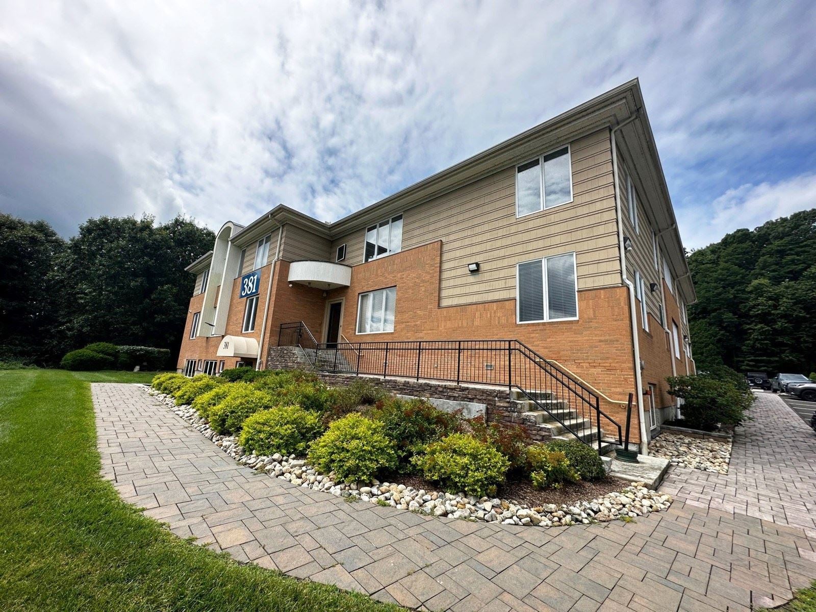 381 Hopmeadow St_pic 4