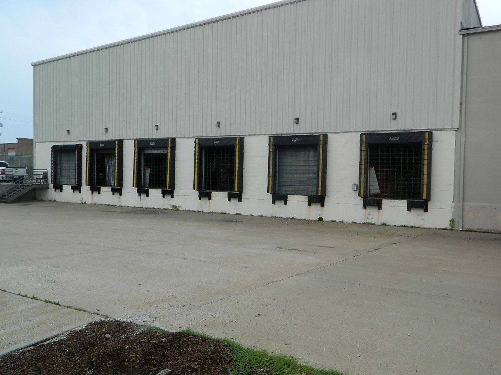 BuildingPhoto dock doors