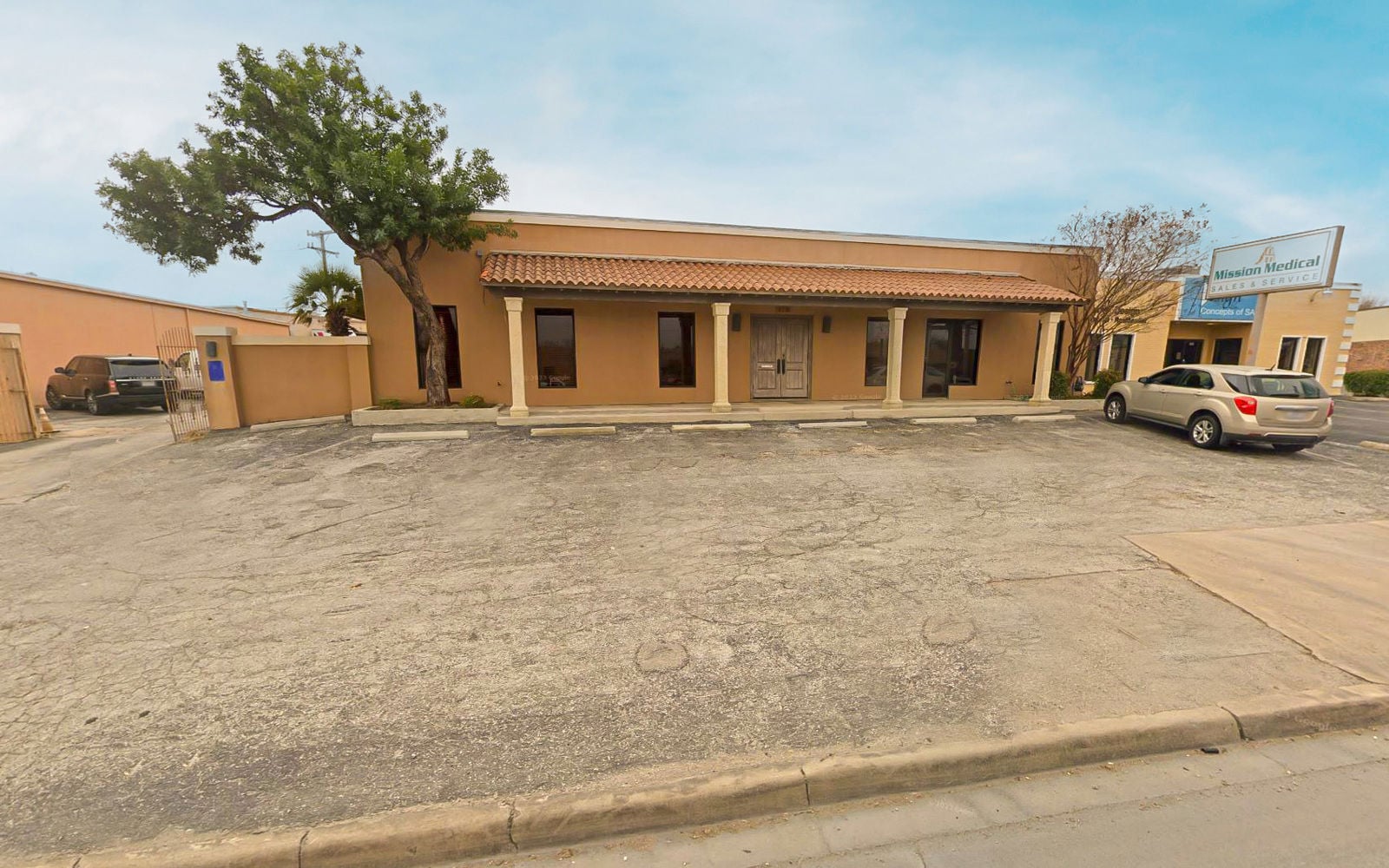 IMG 02 - 318 W Nakoma.JPG