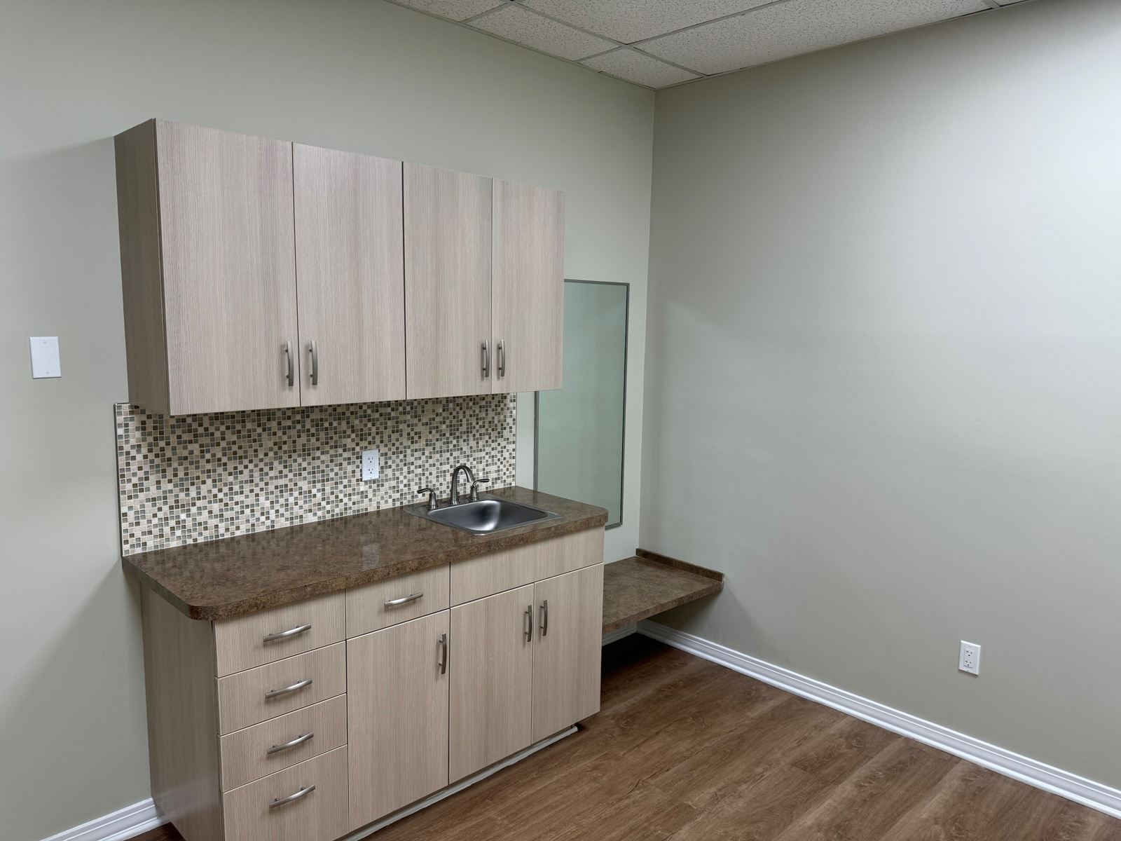 exam room 3 w sink backsplash & bench