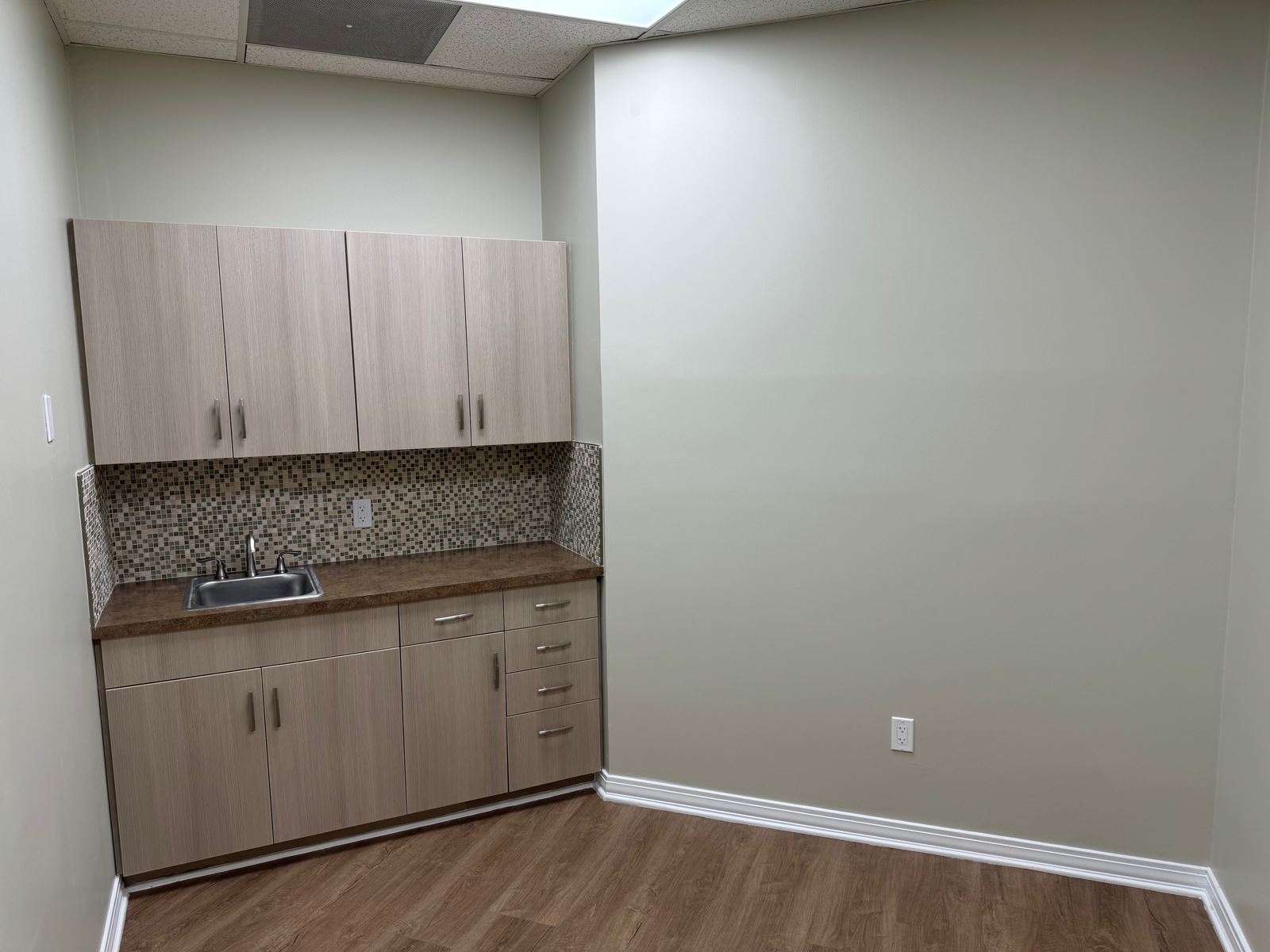 exam room 3 w sink & backsplash