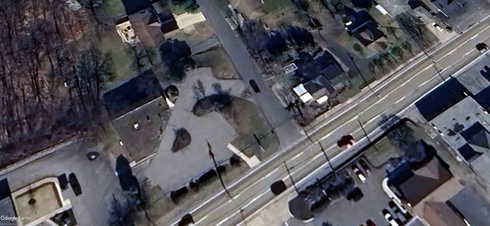 4004 Birney Ave - Parking Lot View