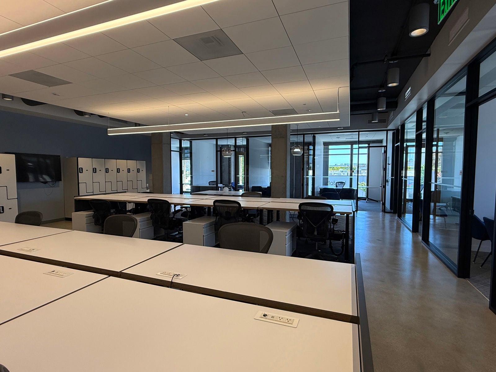 550 High St - Workstations.JPG