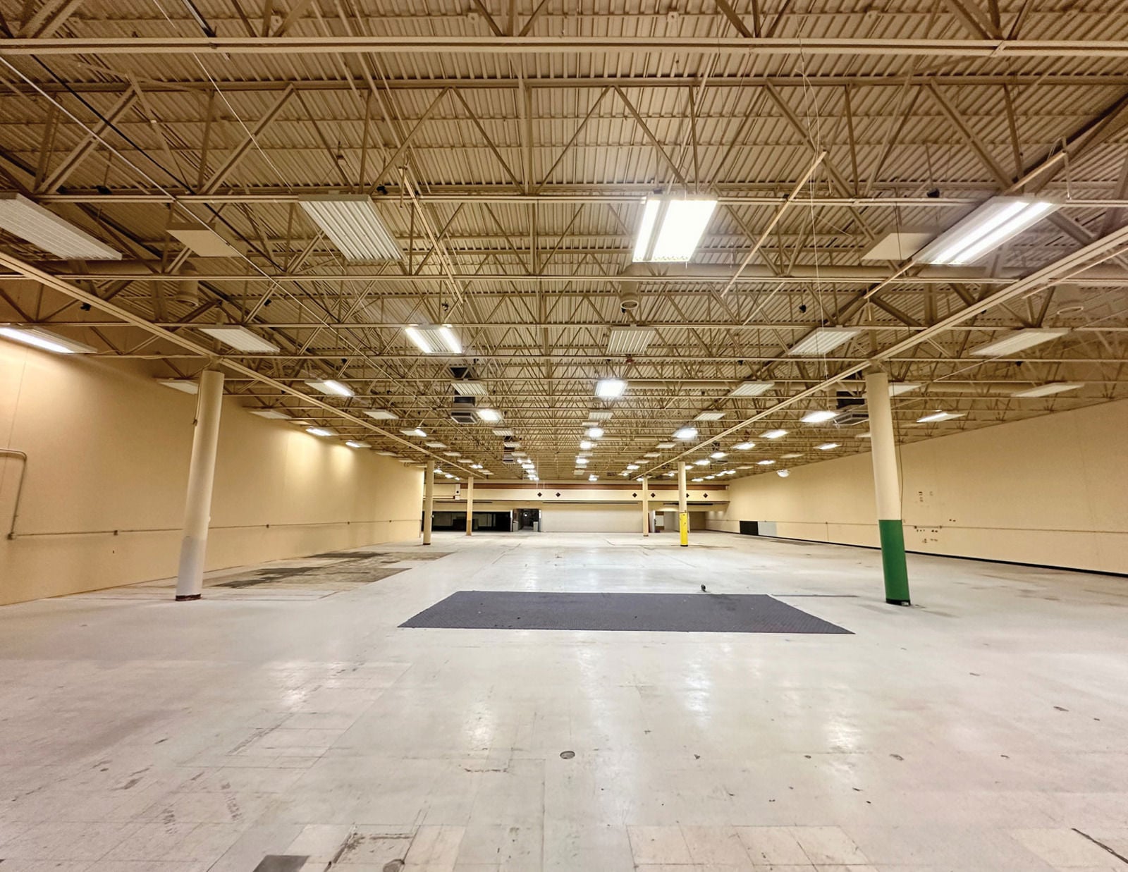 Deerfield Place Retail Space for Lease 5208 South 136th Street - Image 7