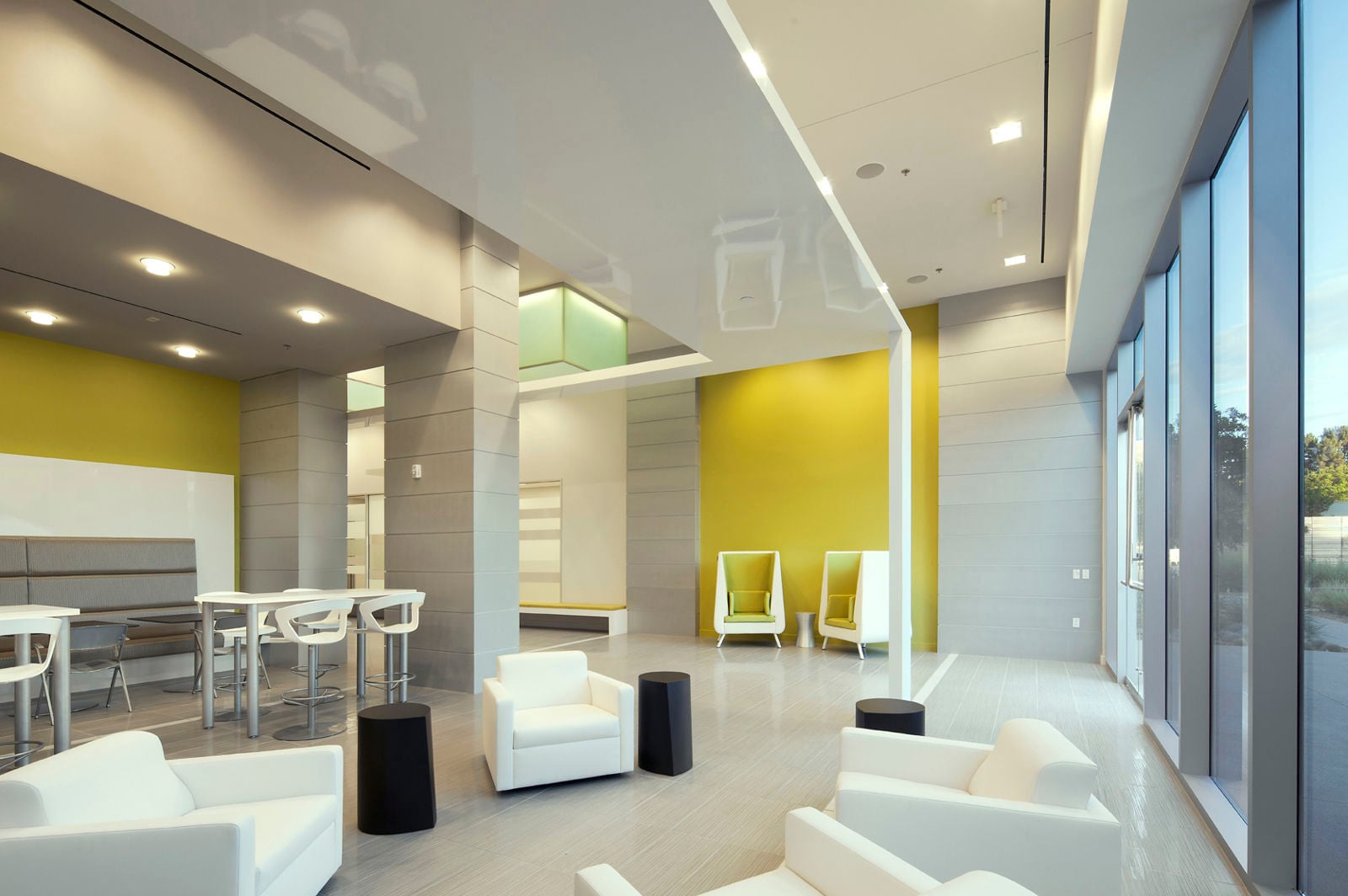 Portola Amenities dining area 2