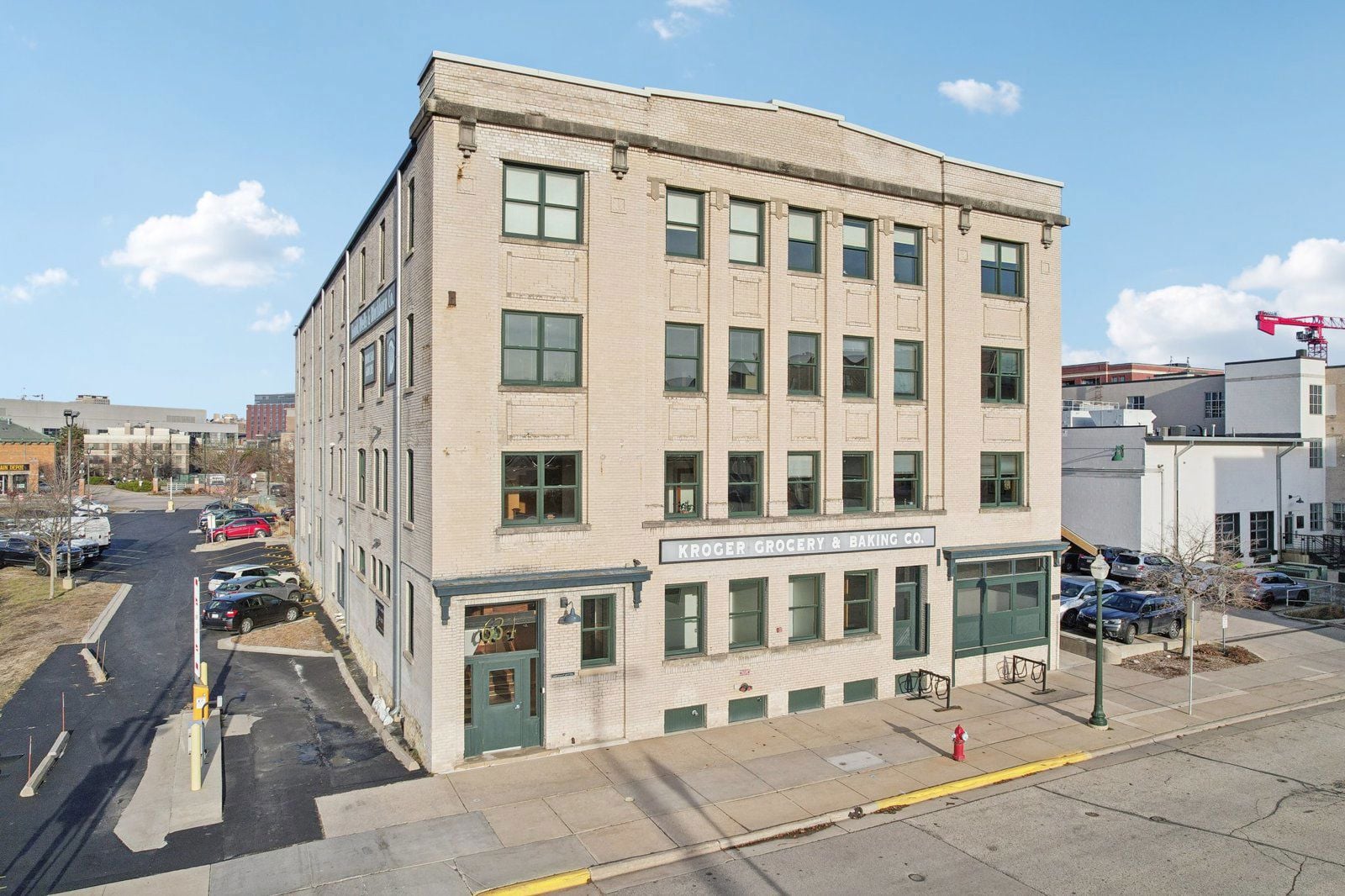 634 W Main St - Exterior