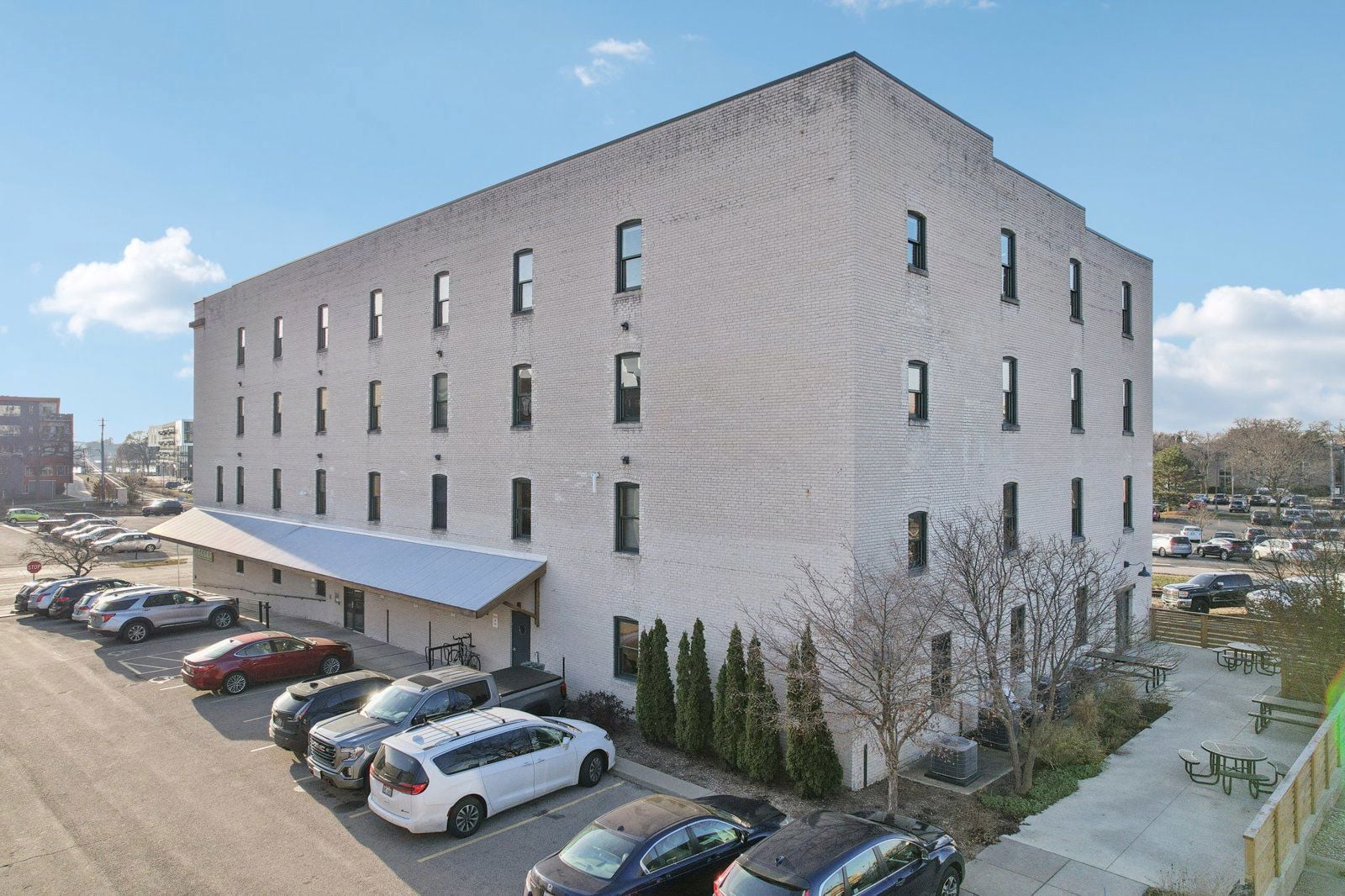 634 W Main St - Exterior 2