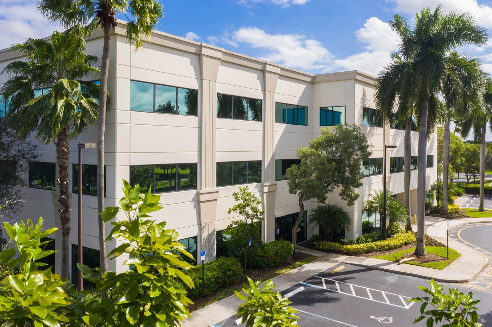 1550 Bulidng photo side view