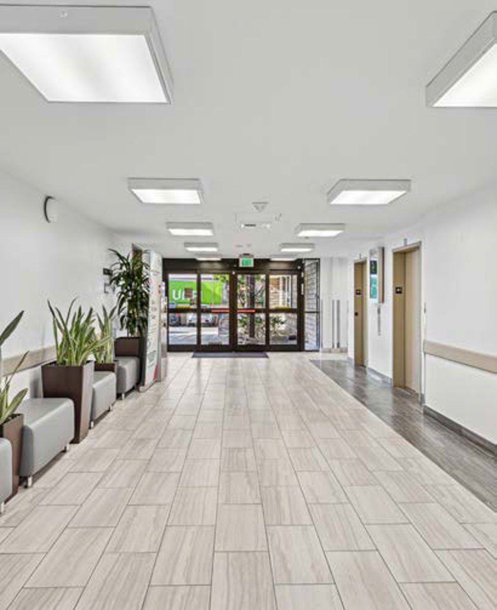 Tarzana Garden Plaza_Entry