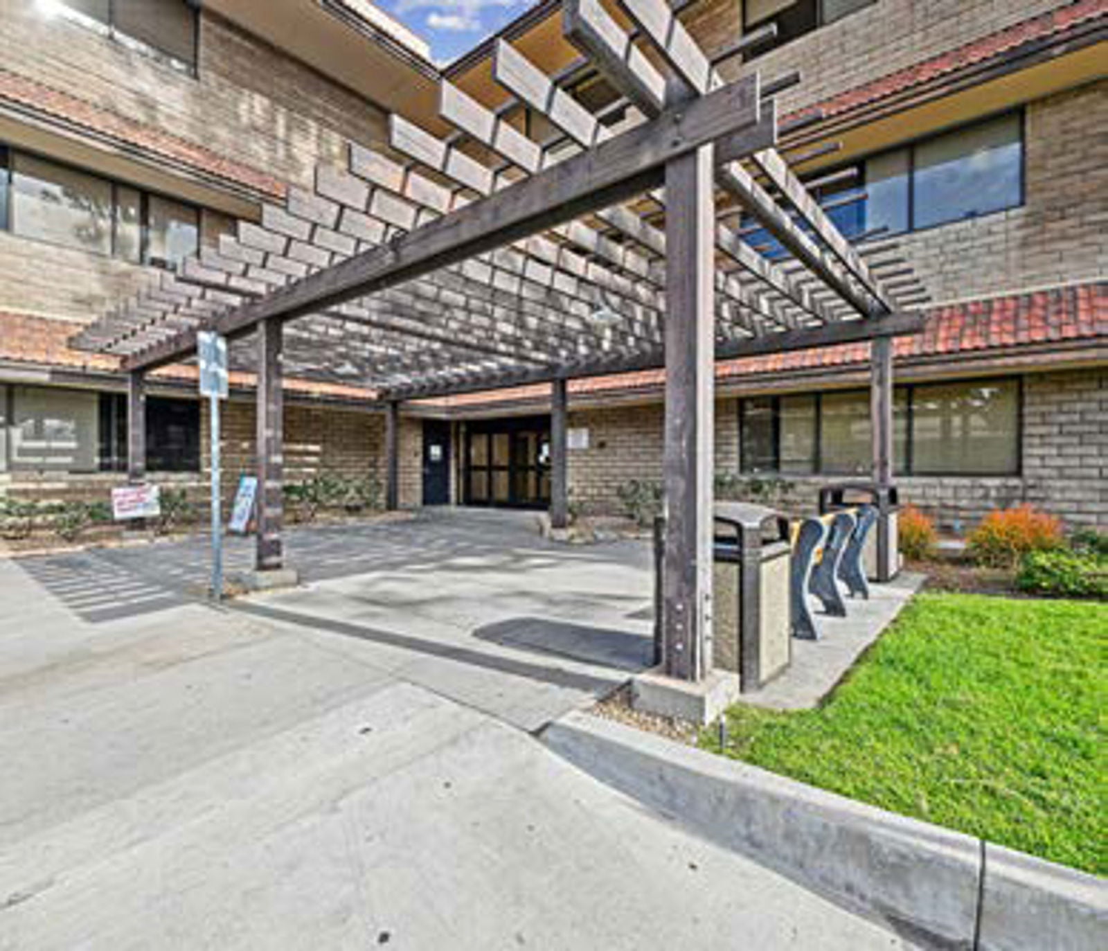 Tarzana Garden Plaza_Entry Patio