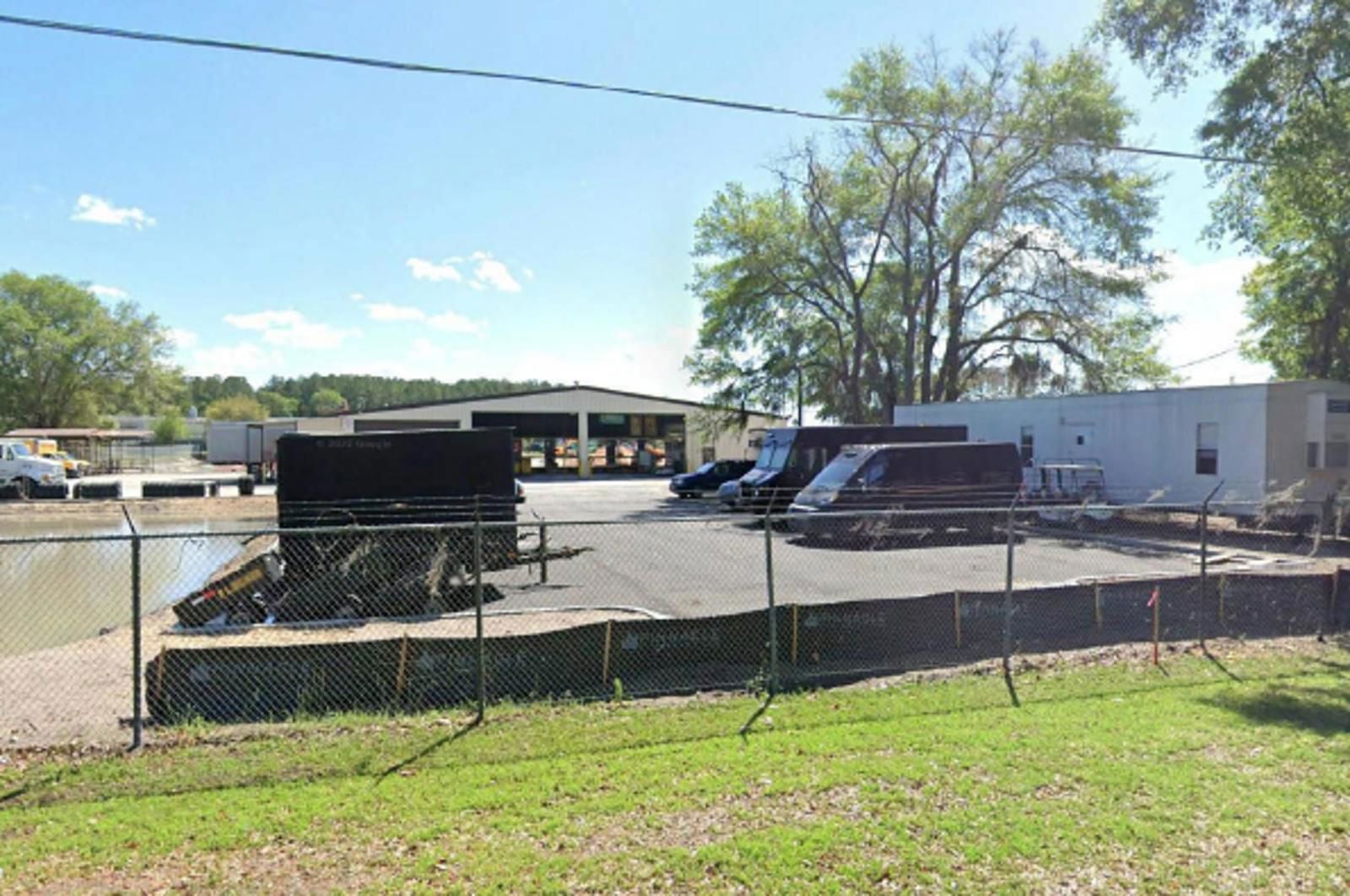 2,010 SF Industrial Space For Sale 143 Northeast Armor Glen - Image 3