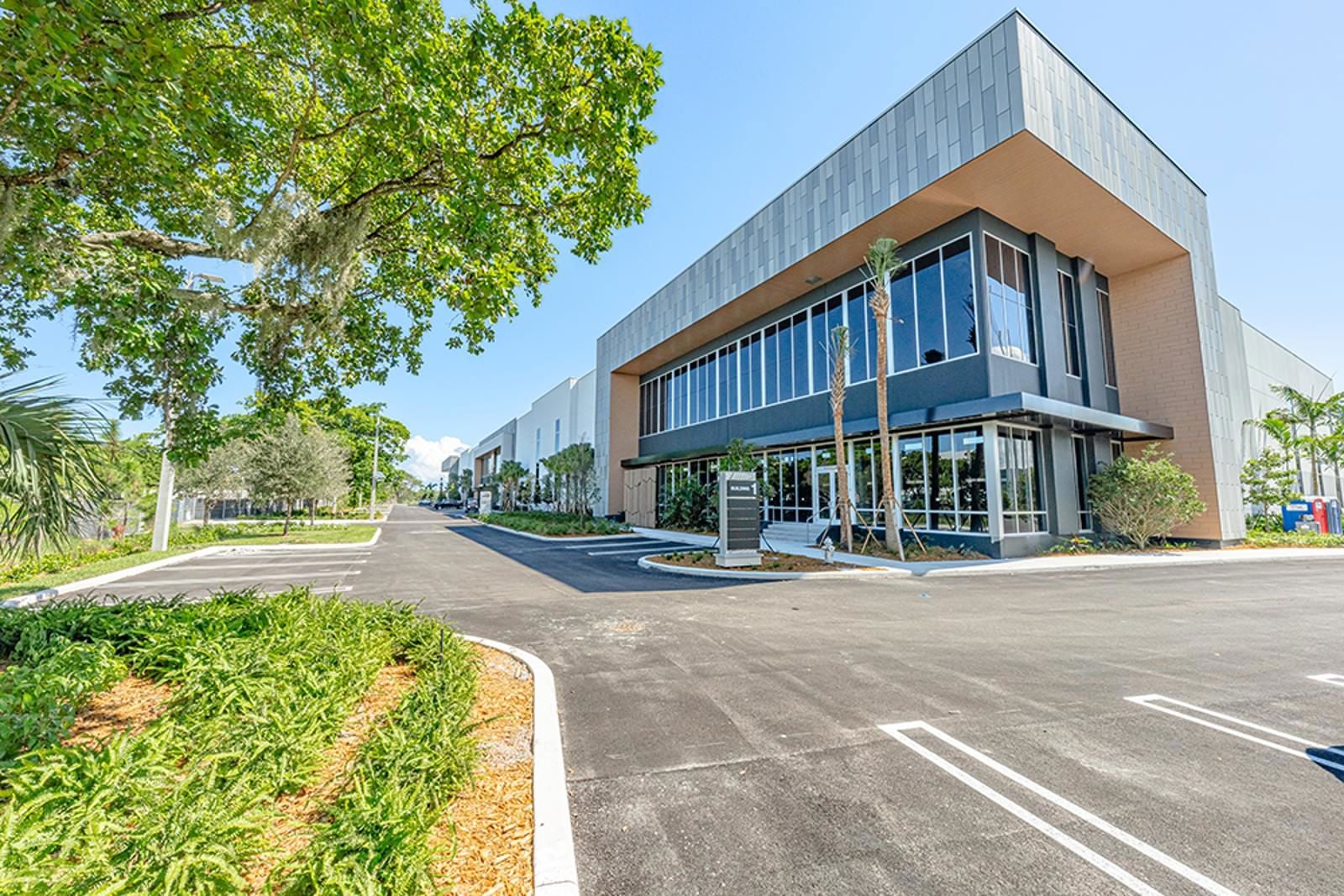 Exterior_B1-RaceTrackLogistics_S3_5