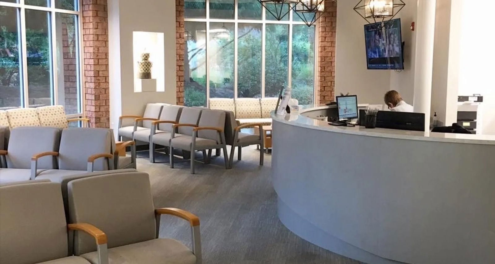 6 North Pointe - Lobby