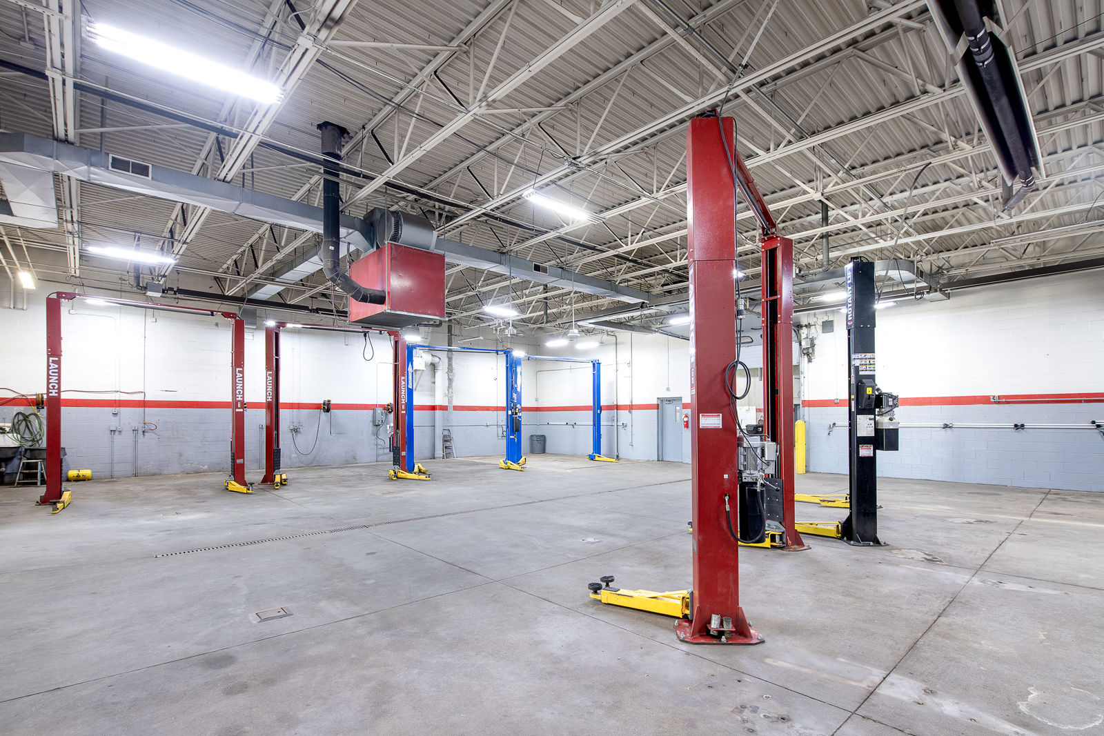 ±16,750 SF Freestanding Former Car Dealership on 4.65 AC 1501 Vernon Odom Boulevard - Image 5