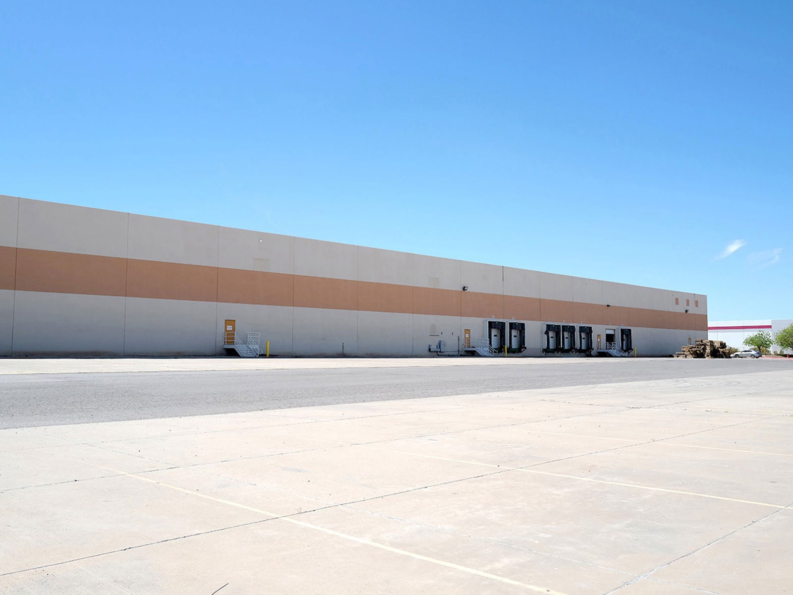 9500 Plaza Circle - Truck Court