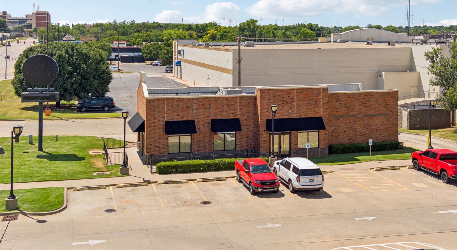 300 E Hall of Fame Ave_pic