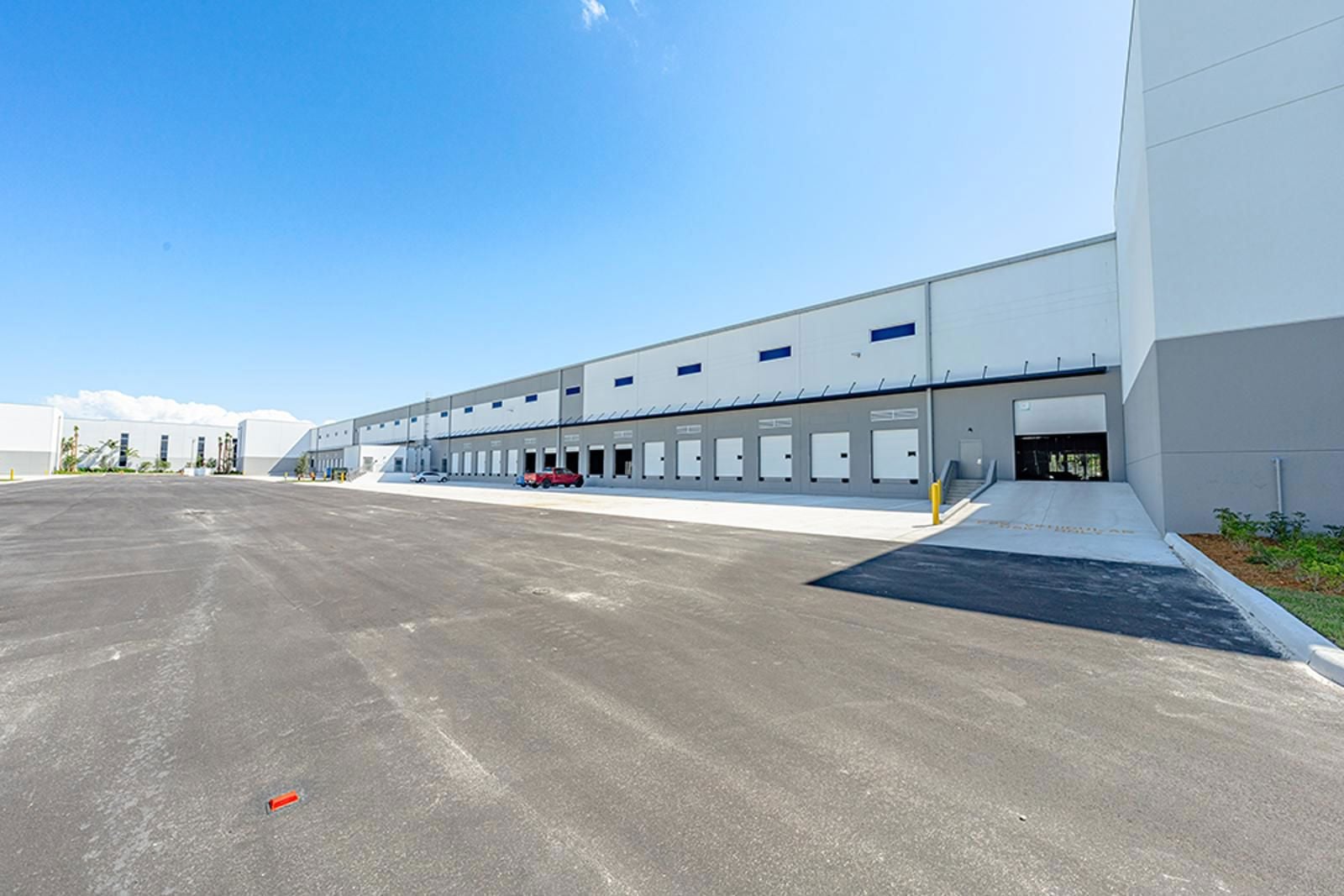 Exterior_B2-RaceTrackLogistics_S3_7