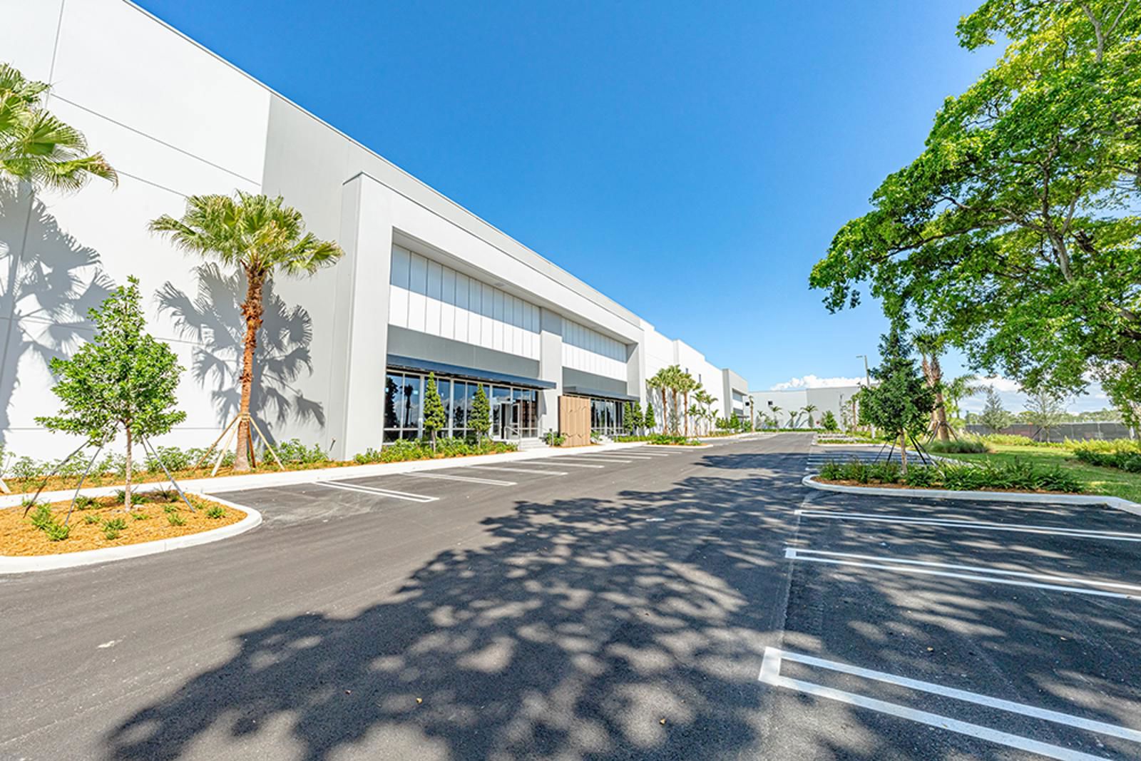 Exterior_B2-RaceTrackLogistics_S3_4