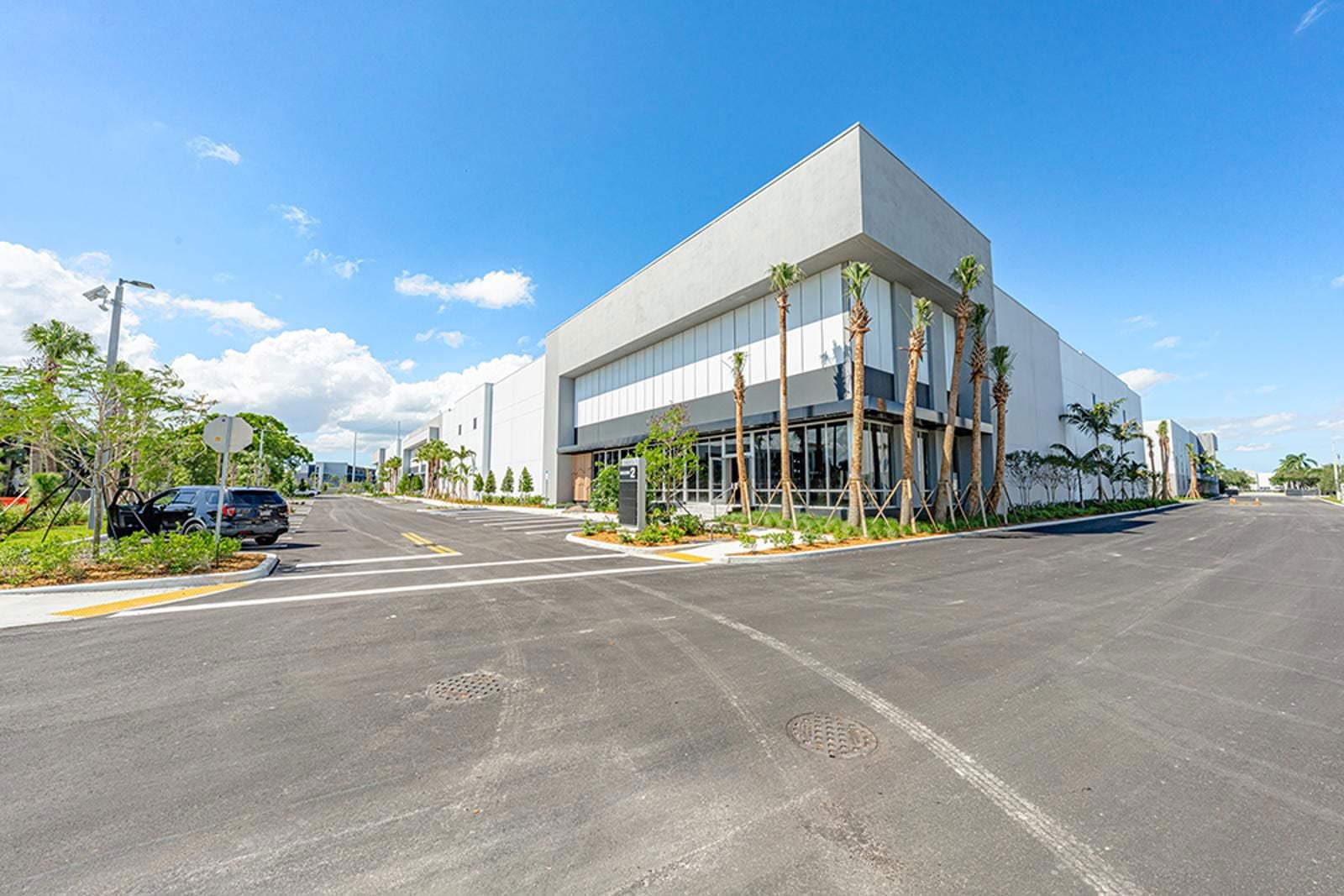 Exterior_B2-RaceTrackLogistics_S3_1