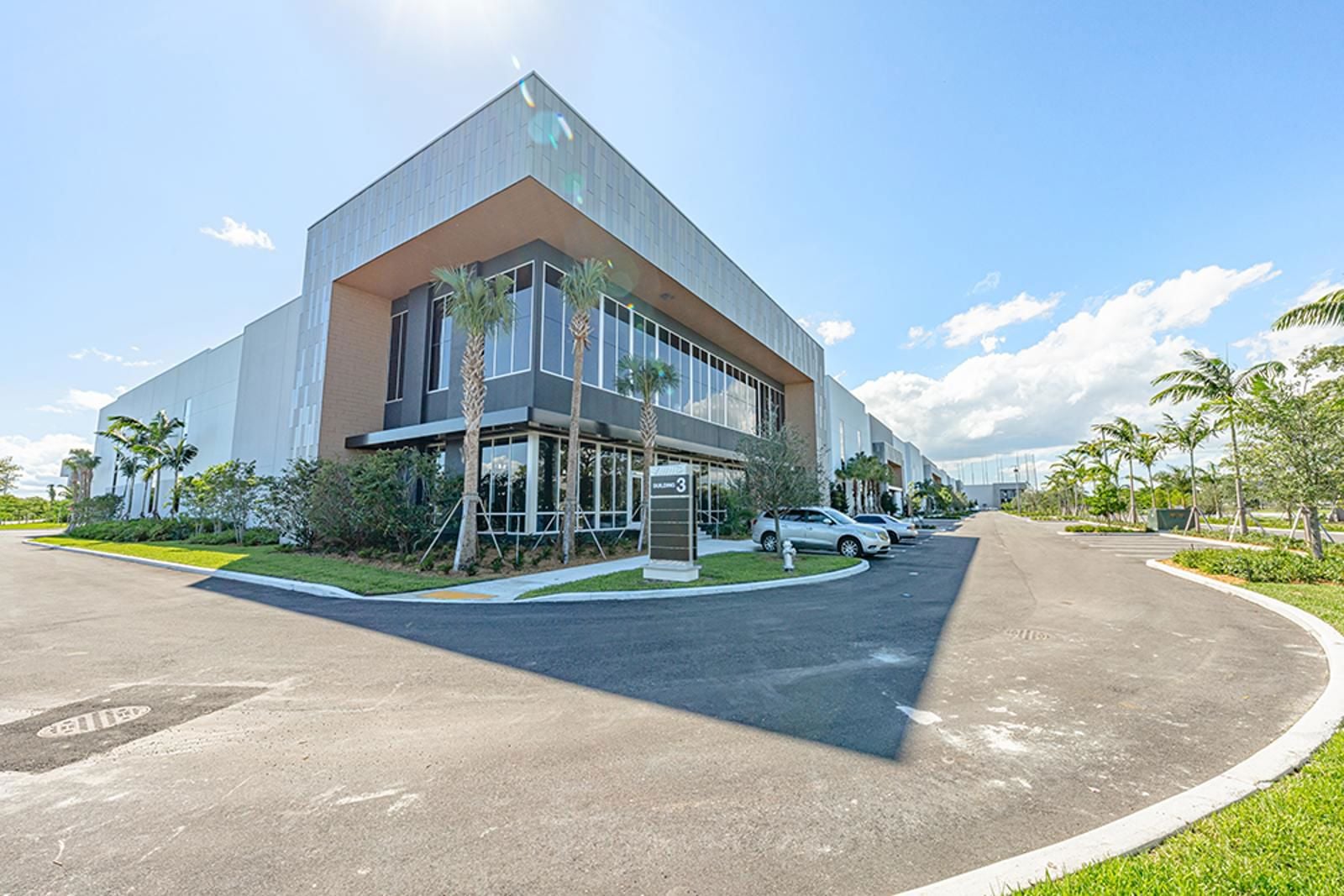 Exterior_B3-RaceTrackLogistics_S3_4