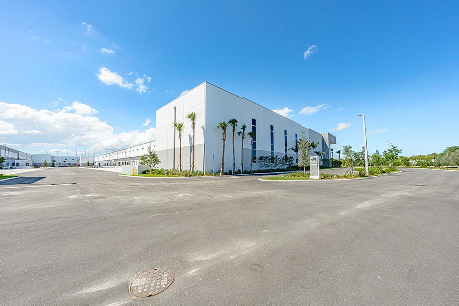 Exterior_B3-RaceTrackLogistics_S3_6