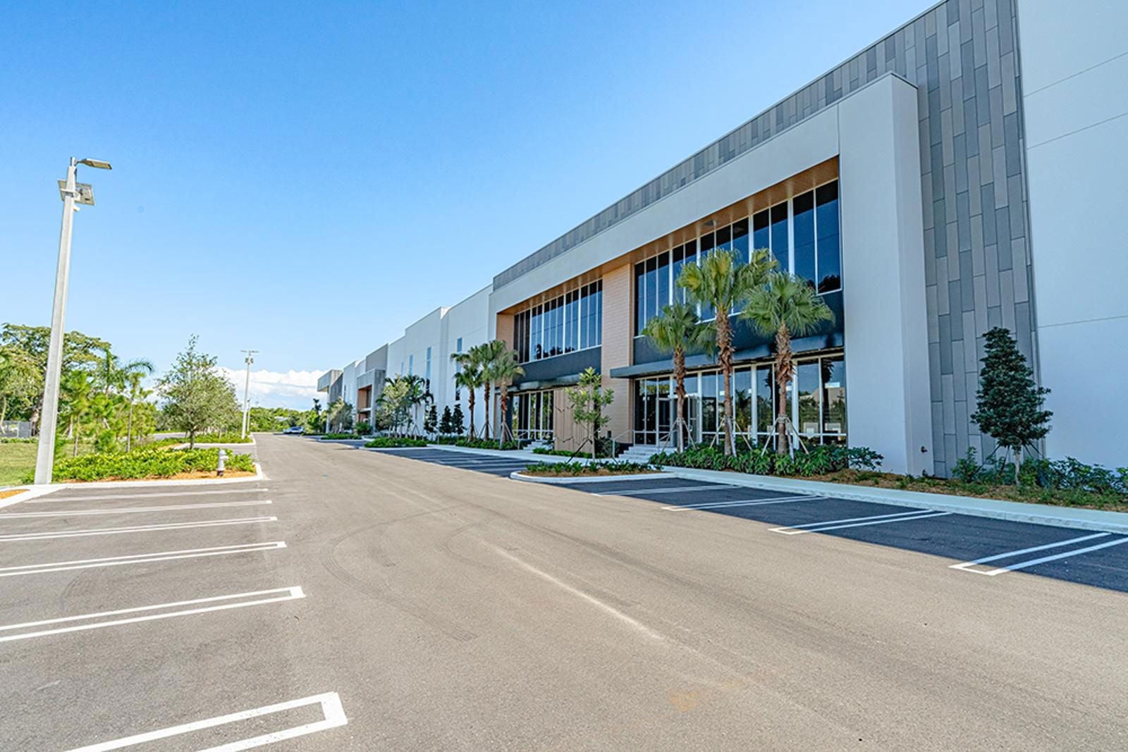 Exterior_B3-RaceTrackLogistics_S3_3