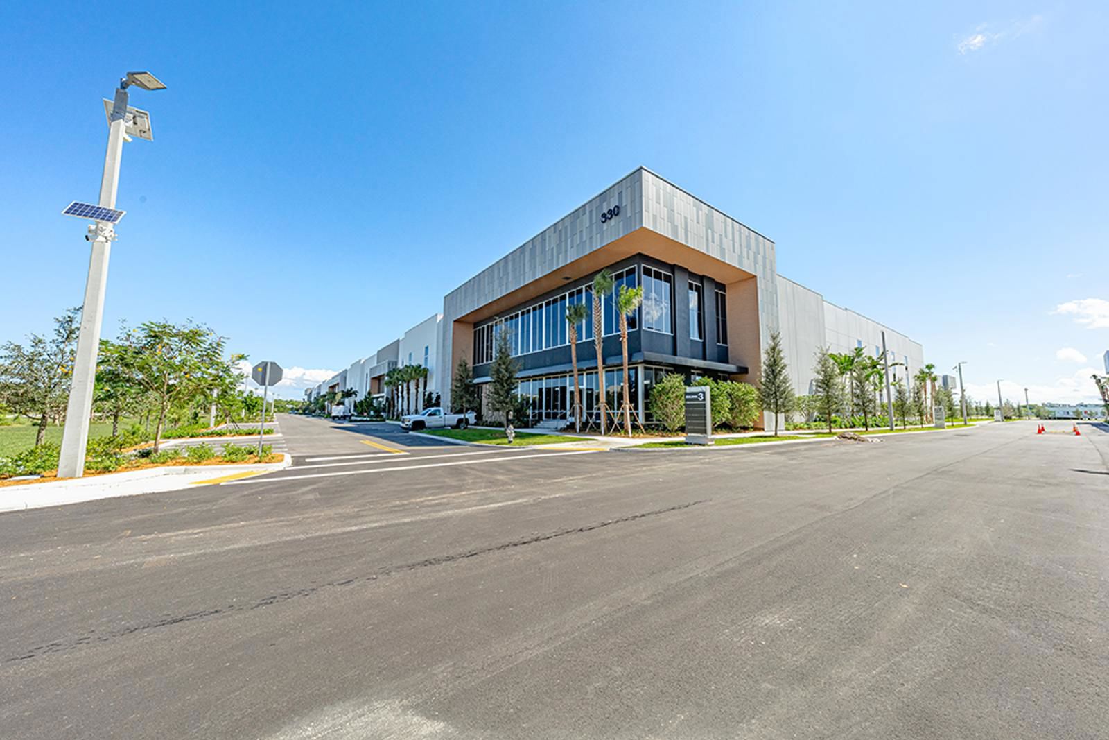 Exterior_B3-RaceTrackLogistics_S3_1