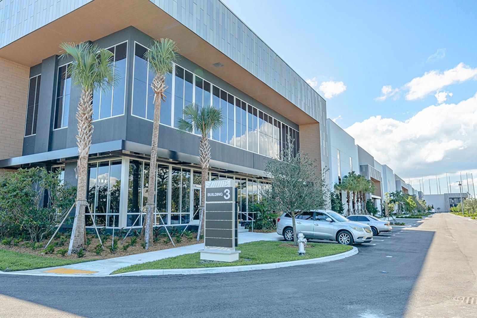 Exterior_B3-RaceTrackLogistics_S3_5