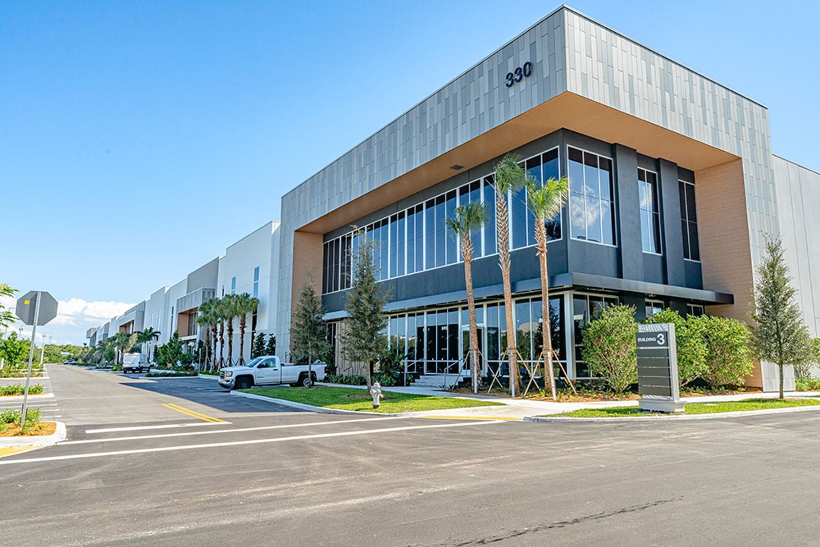 Exterior_B3-RaceTrackLogistics_S3_2