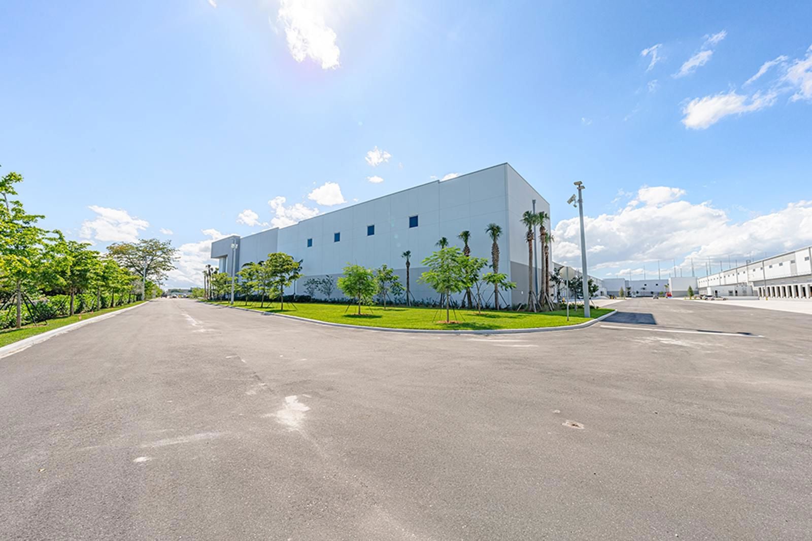 Exterior_B4-RaceTrackLogistics_S3_7