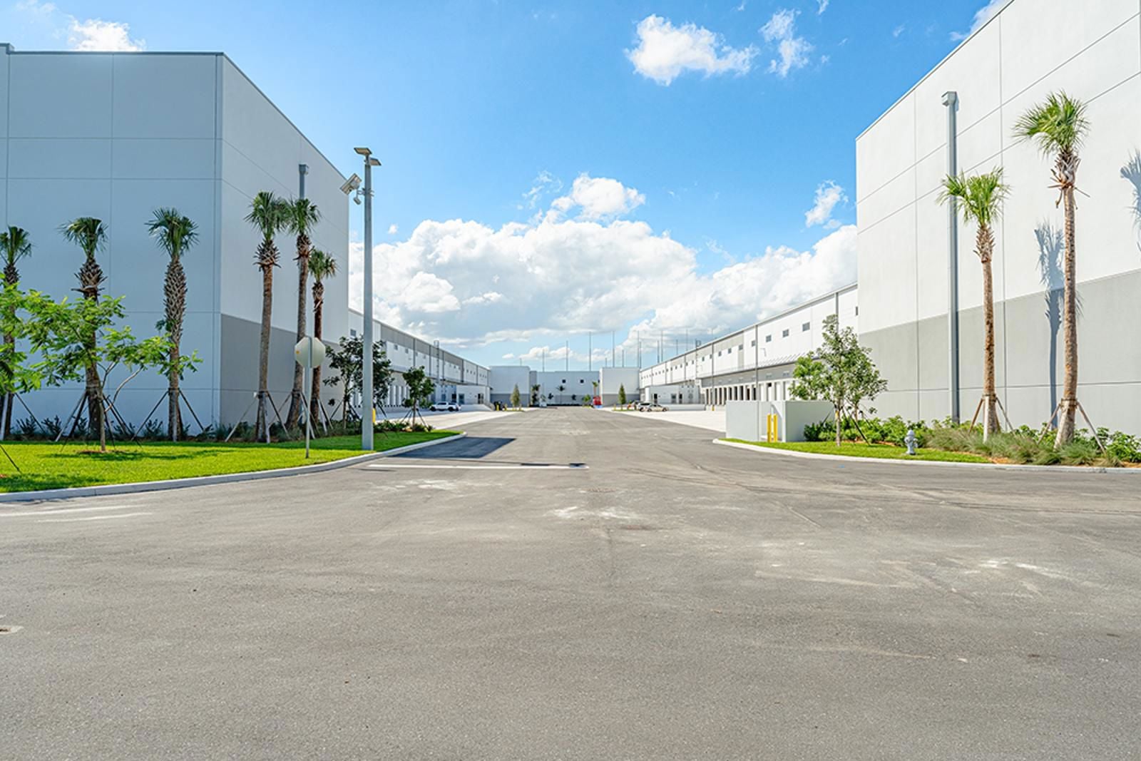 Exterior_B4-RaceTrackLogistics_S3_8