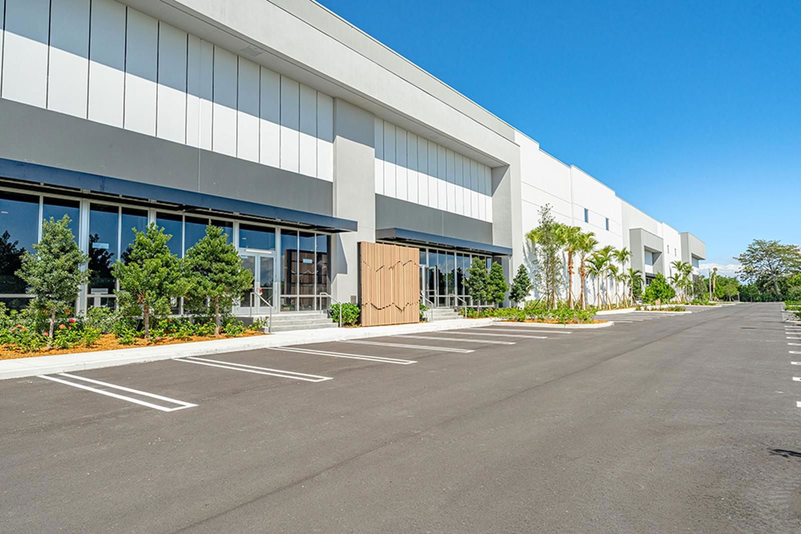 Exterior_B4-RaceTrackLogistics_S3_4