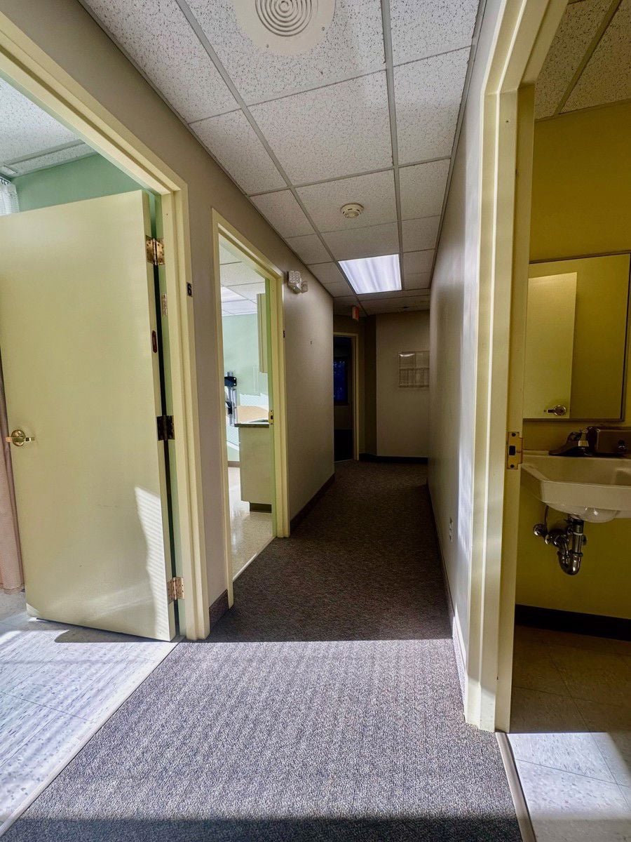 546 Cromwell Ave_inside 1st floor pic 11