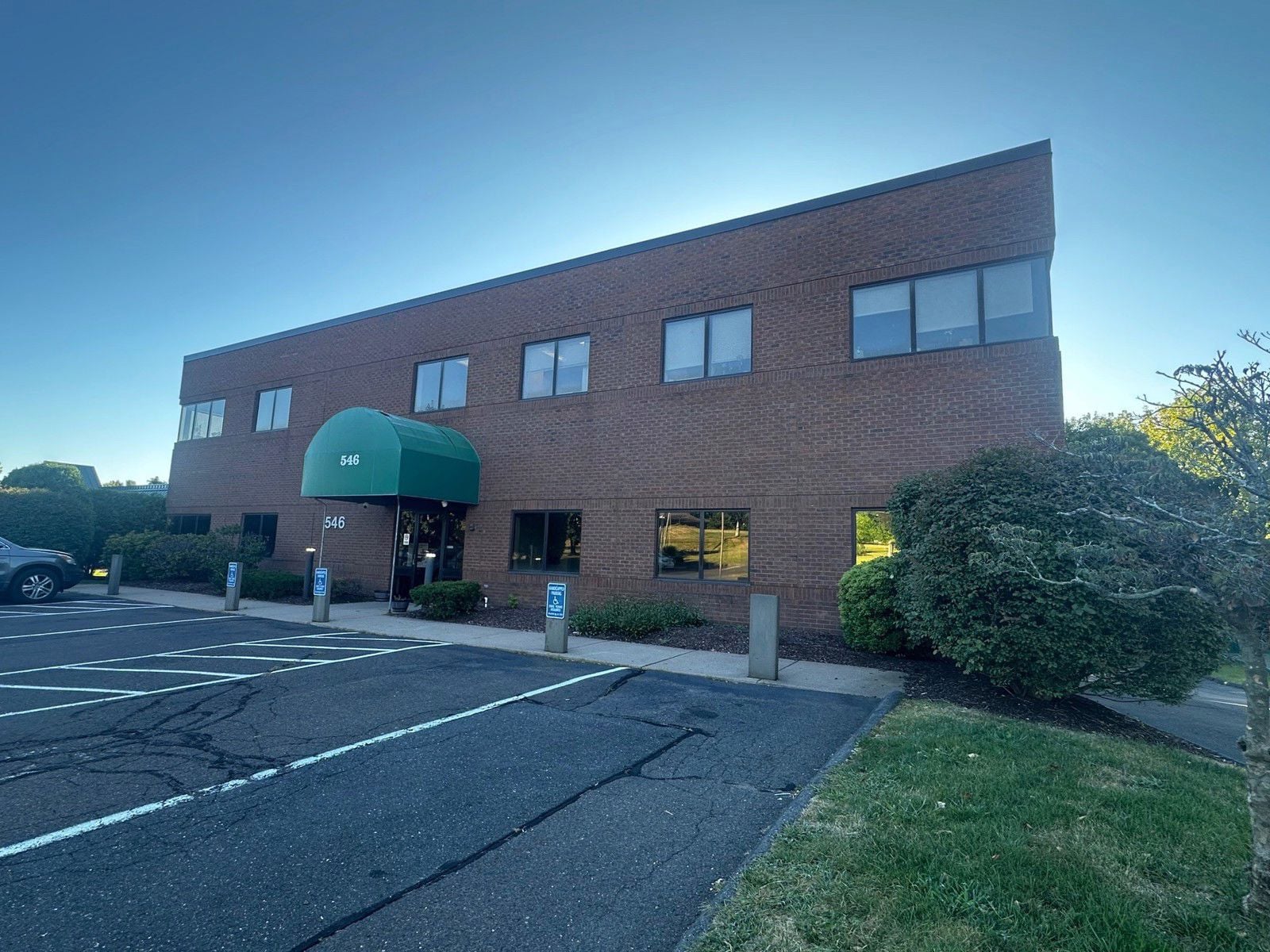 546 Cromwell Ave_bldg pic