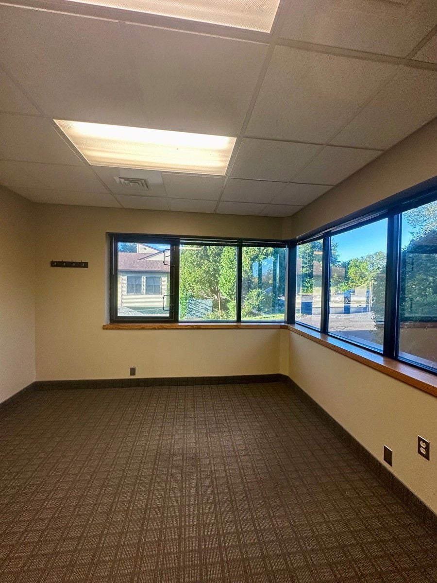 546 Cromwell Ave_inside 1st floor pic 3