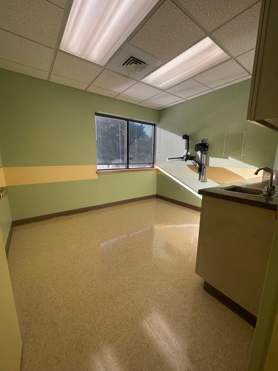 546 Cromwell Ave_inside 1st floor pic 9