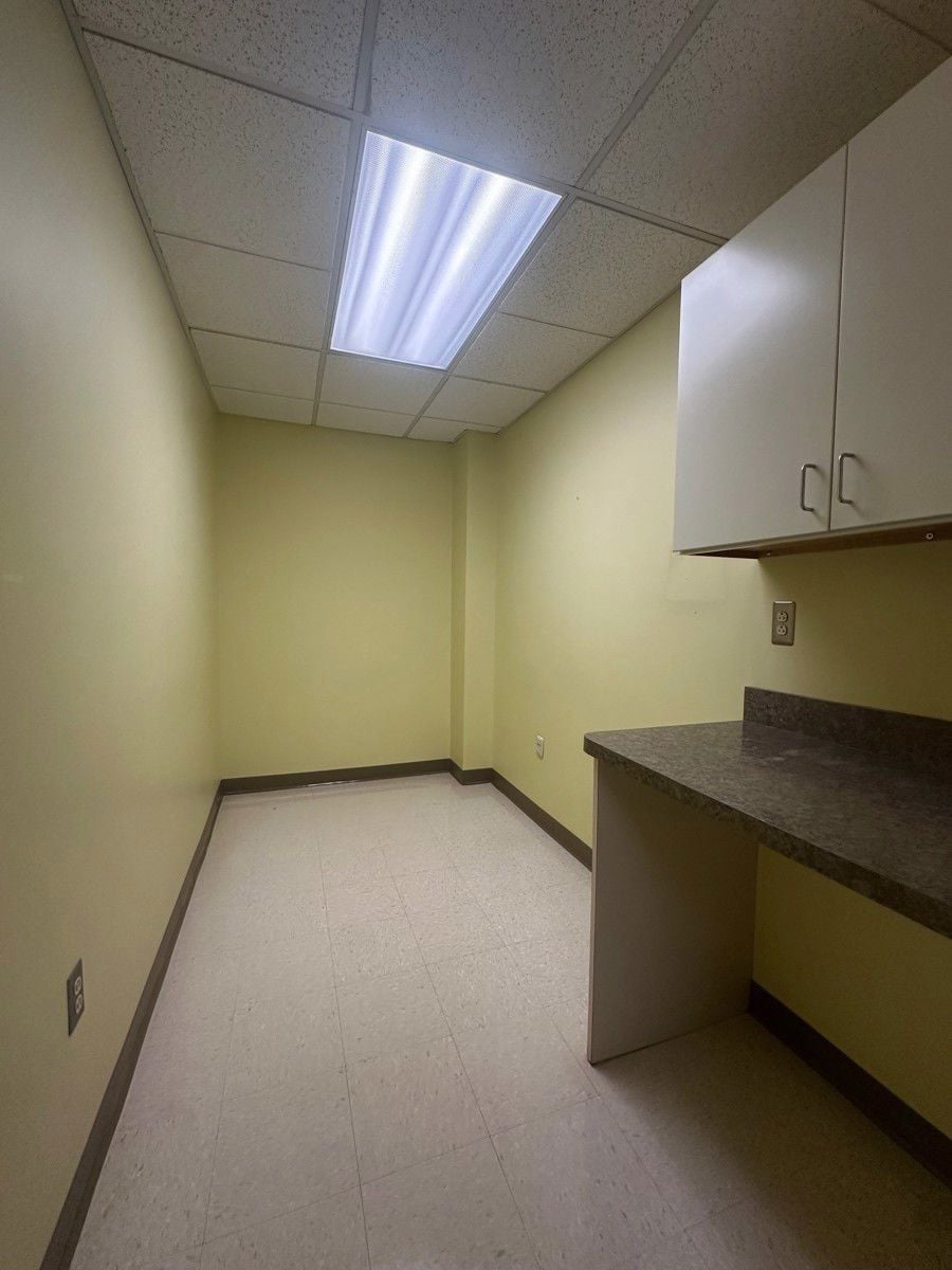 546 Cromwell Ave_inside 1st floor pic 10