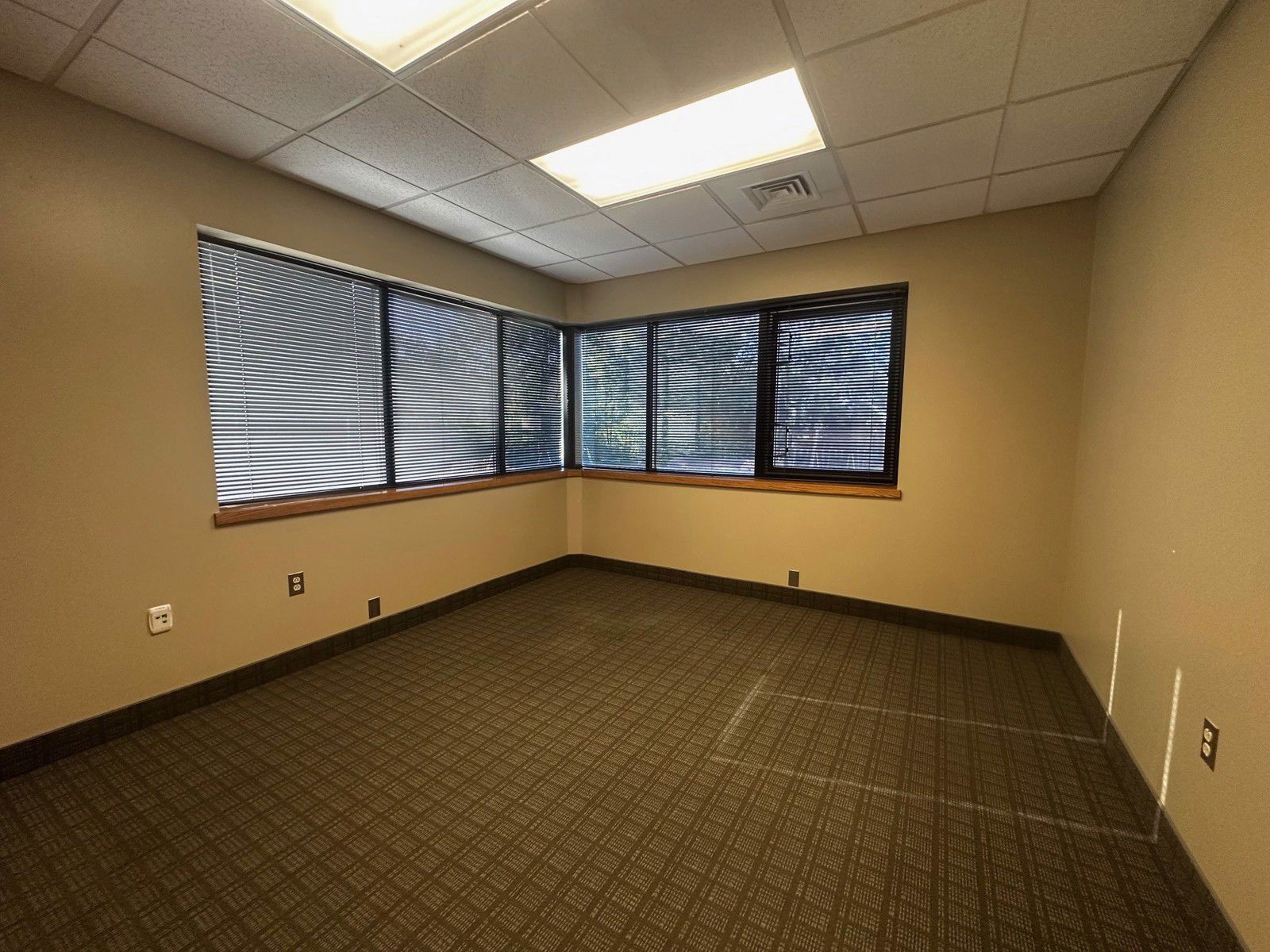 546 Cromwell Ave_inside 1st floor pic 15