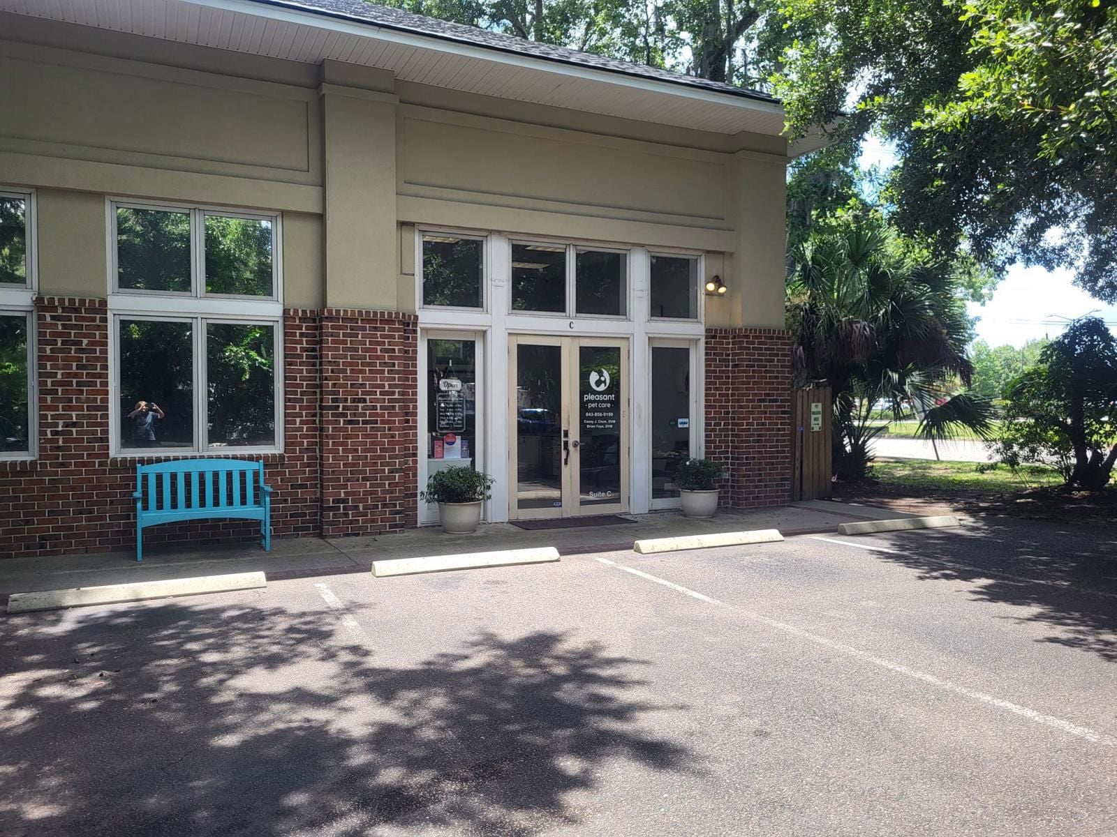 1054 Johnnie Dodds Blvd