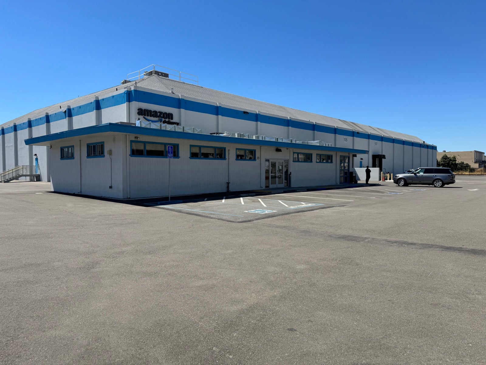 IMG_0090_615 n king outside photo 2 copy