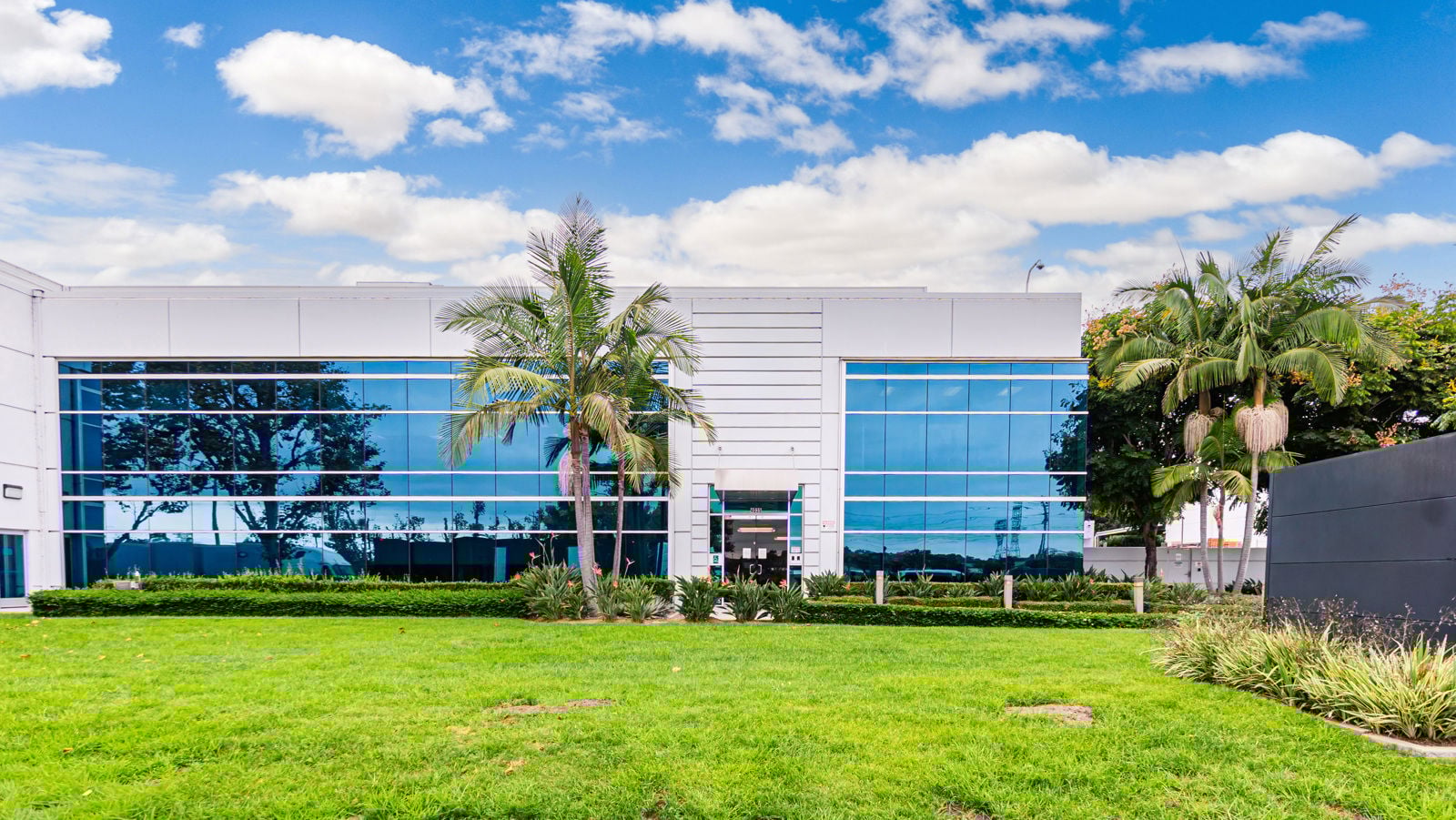 4035 Via Oro Ave - Building