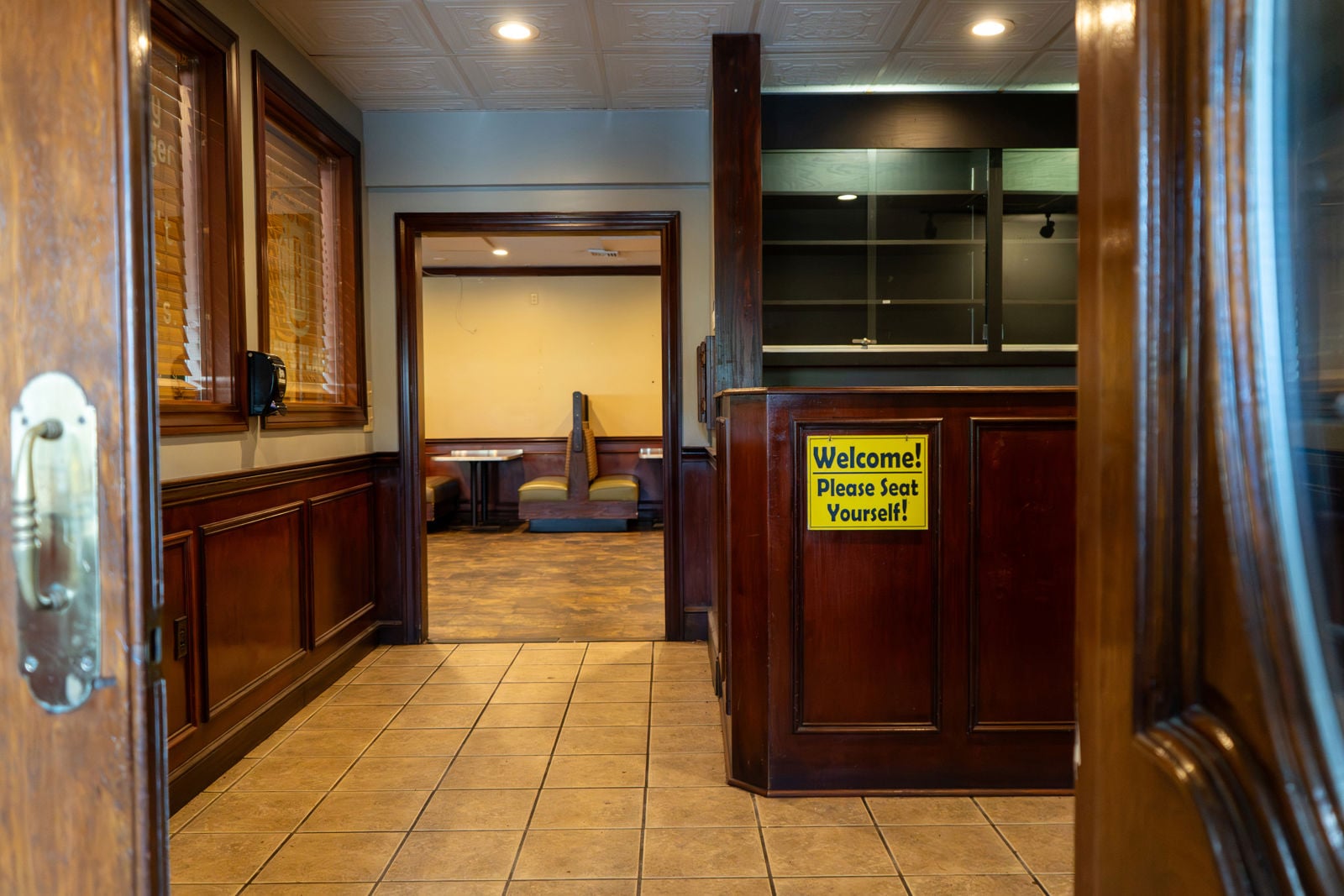 Former Ray's Place Restaurant For Lease in Fairlawn! 25 Ghent Road - Image 4