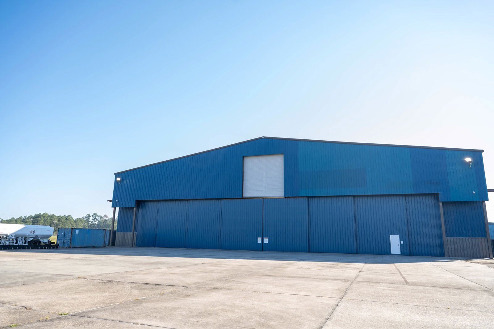 34,809 SF Hangar - Exterior Front