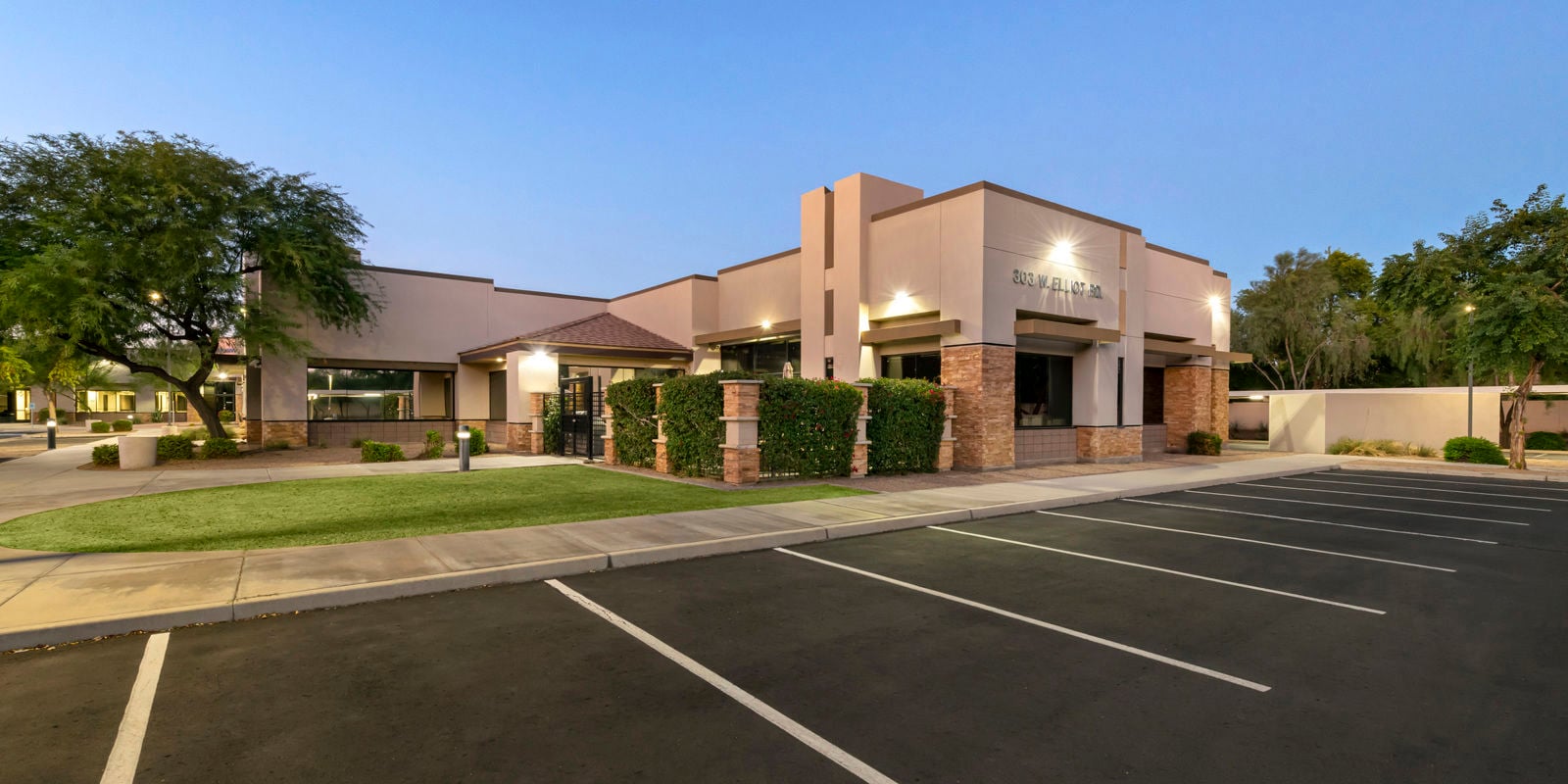 303+309 W Elliot Road 274 Final Low Res