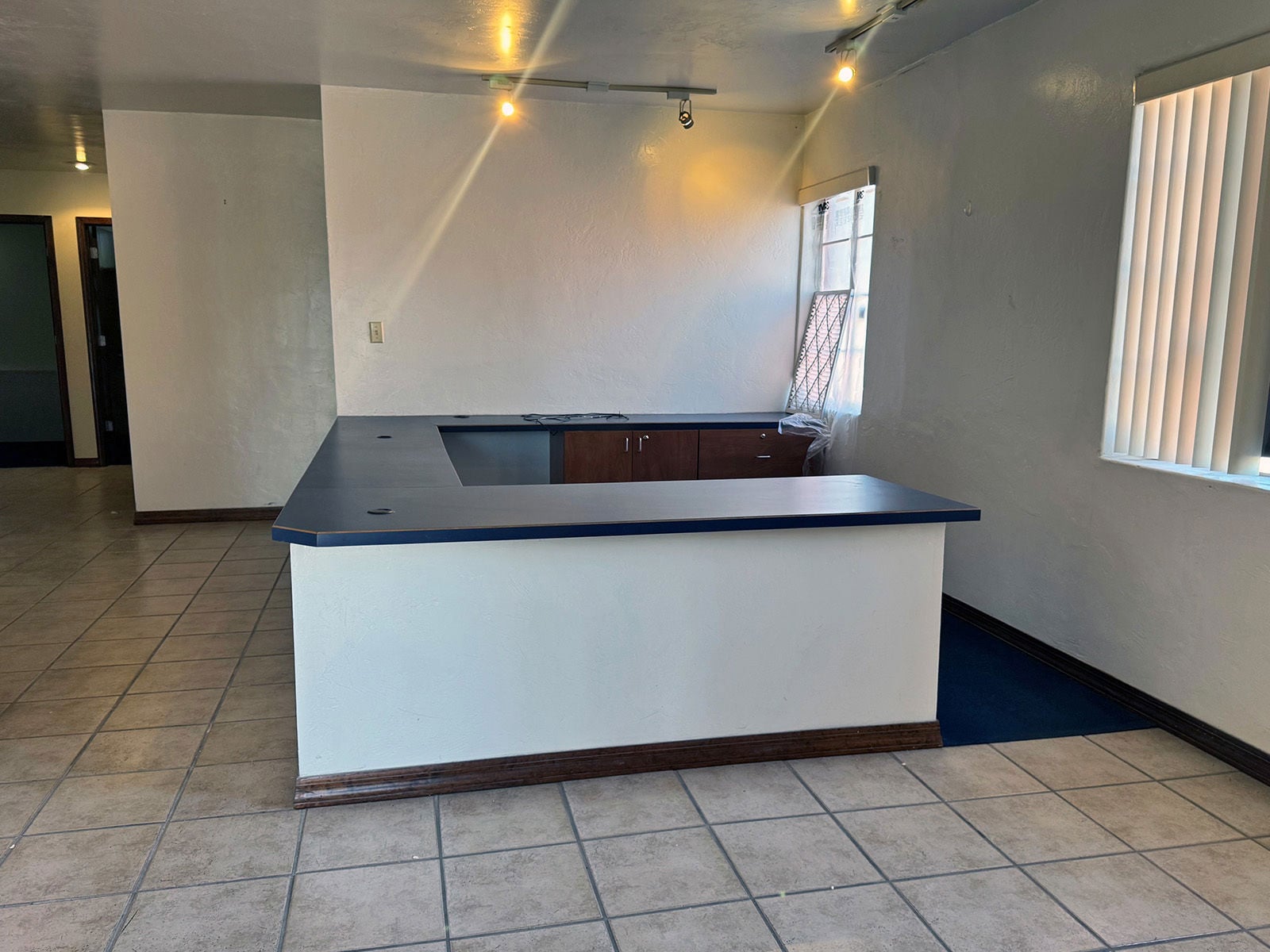 711 N Swan Rd - Interior