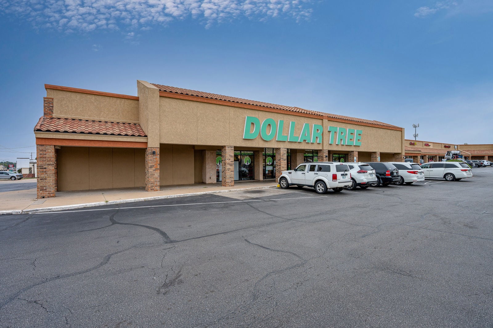 1300GatewayPlaza-Ground-38