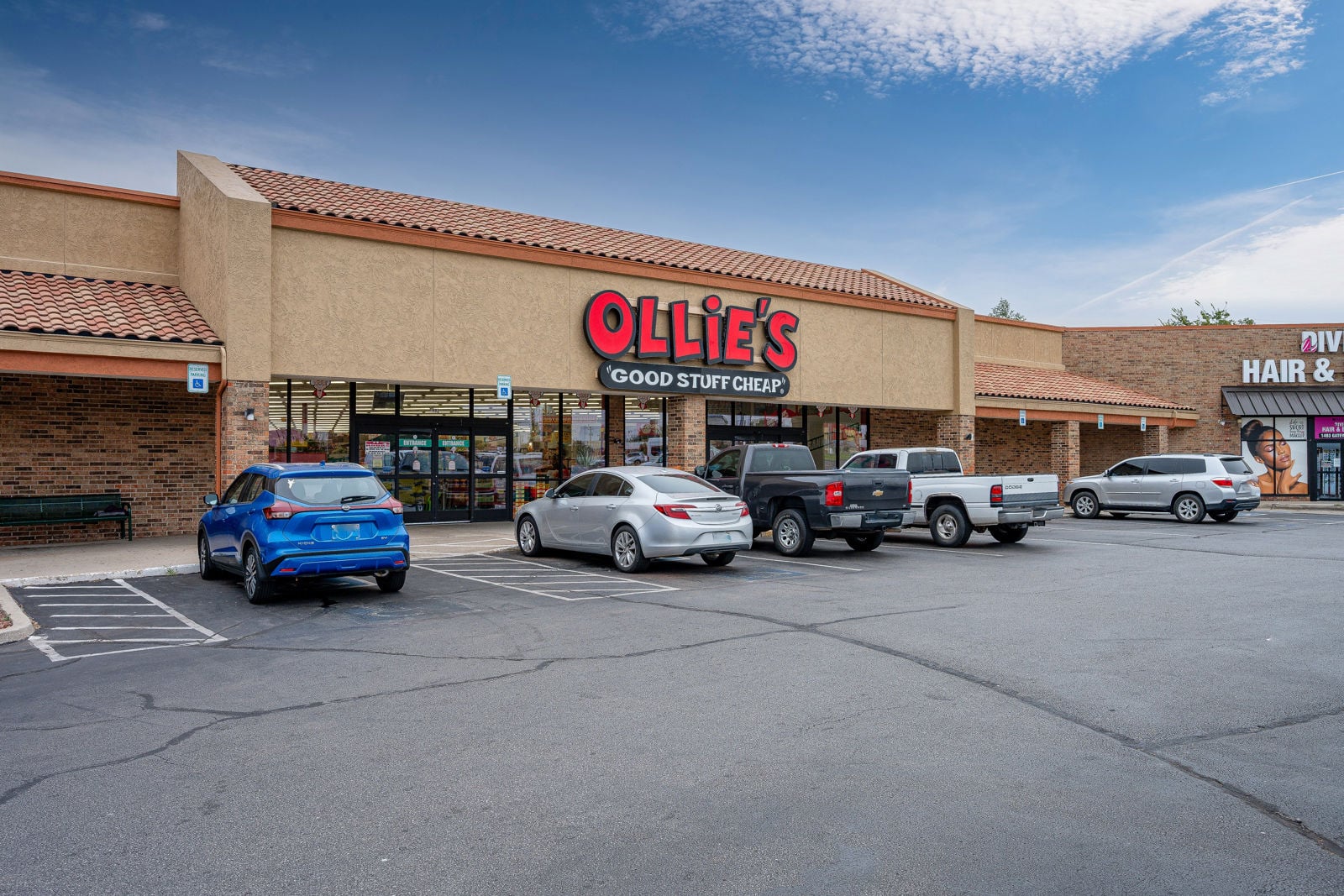 1300GatewayPlaza-Ground-39